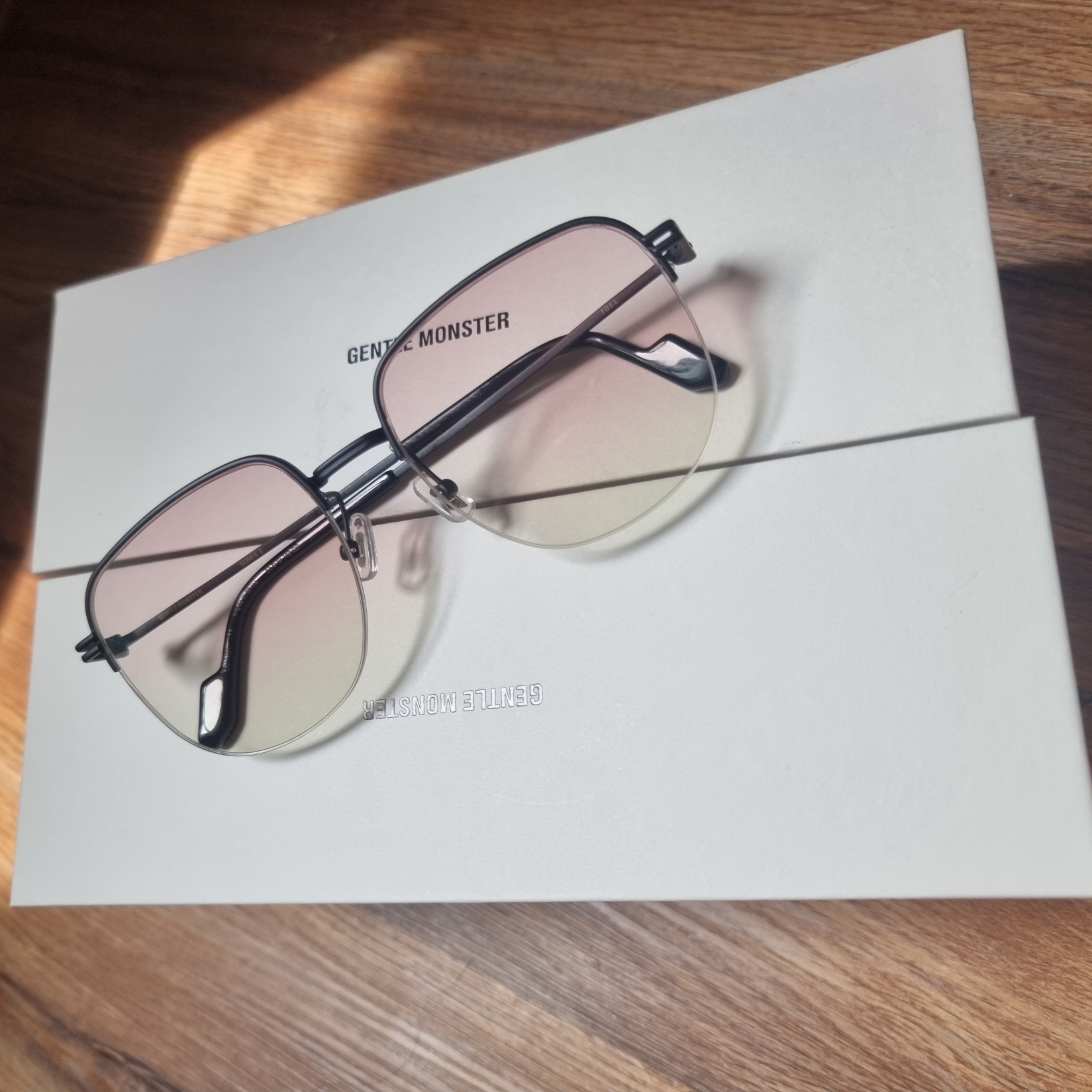 Gentle Monster Joel M01 Pink Black 착용 스타일 - 1