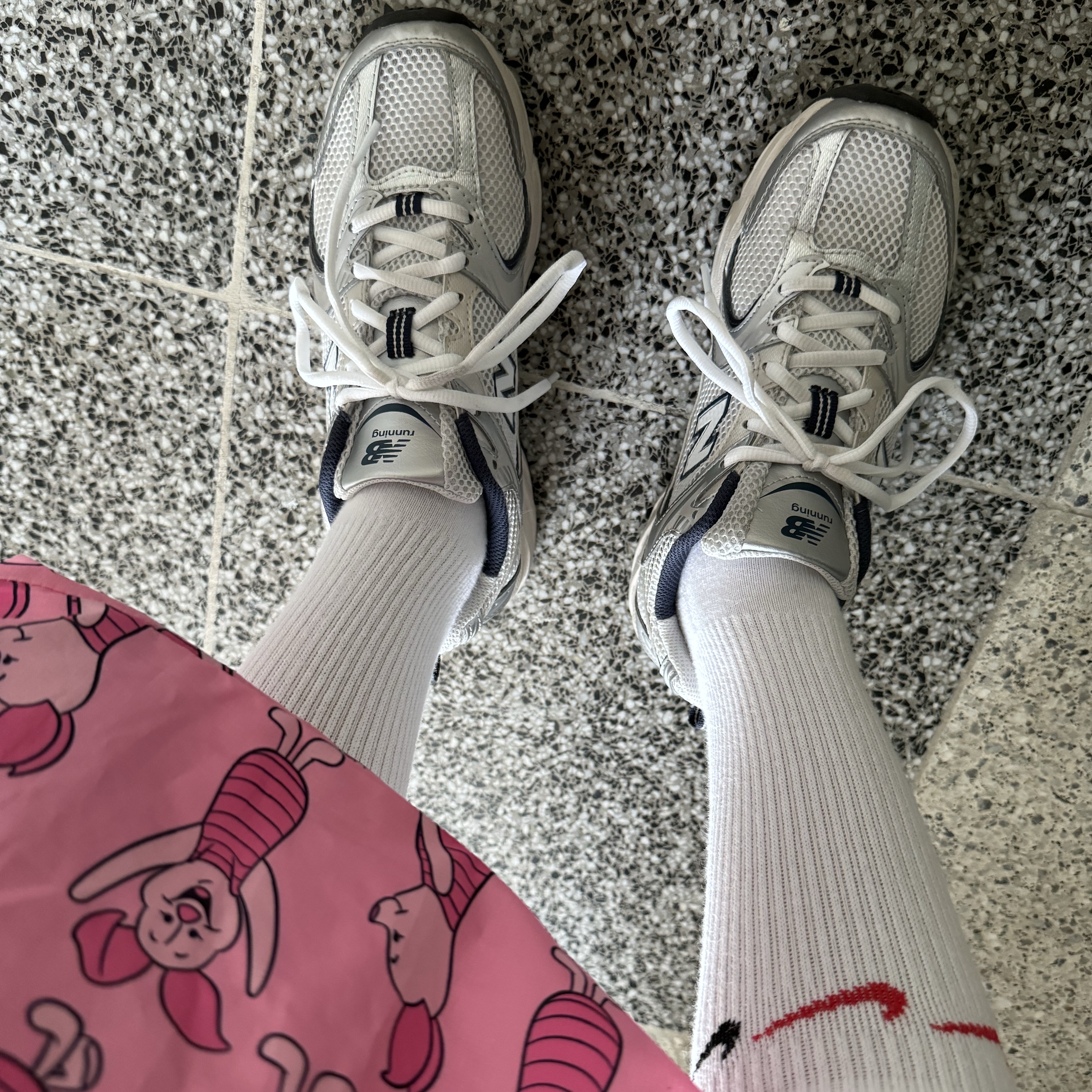 Nike Everyday Plus Cushioned Crew Socks Multicolor (3 Pack/Korean Ver.), New Balance 530 Steel Grey 착용 스타일