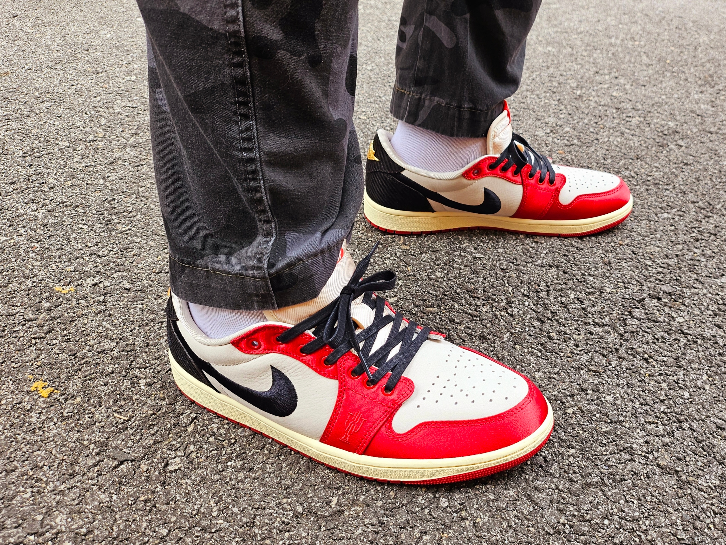 Jordan 1 x Trophy Room Retro Low OG SP Sail Varsity Red, (W) Jordan 1 Retro High Satin Black Toe 착용 스타일 - 2