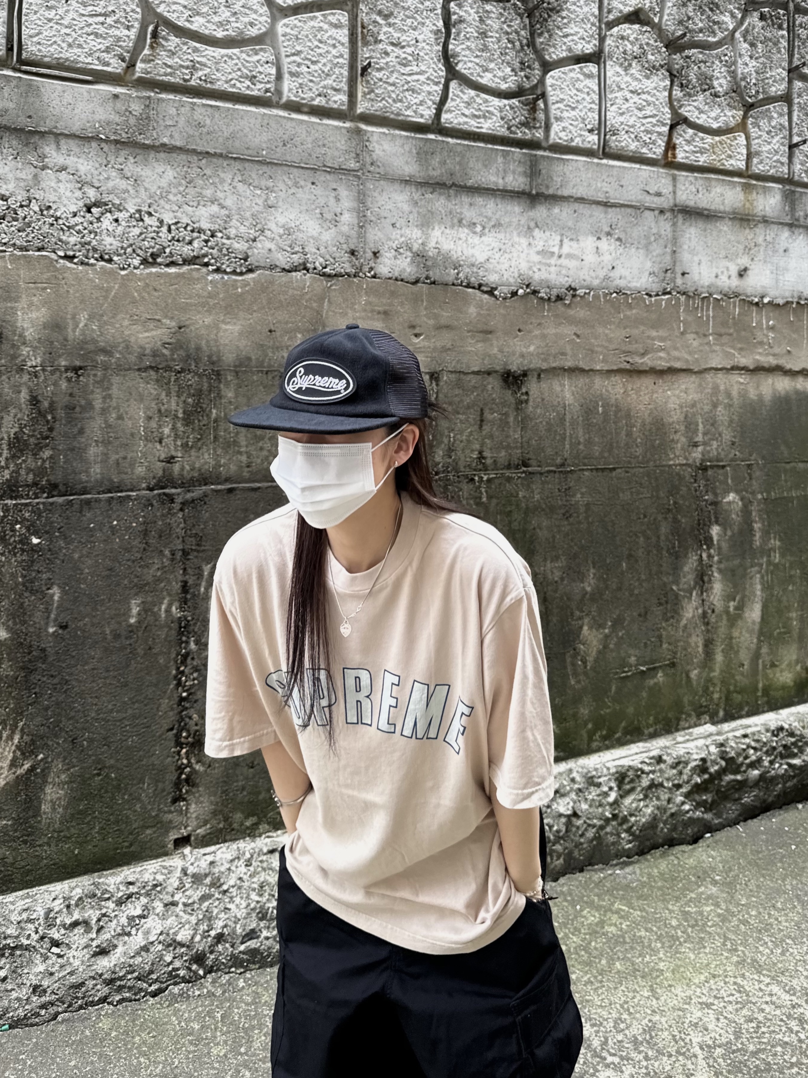 Supreme Terry Mesh Back 5-Panel Black - 24SS, Supreme Cracked Arc S/S Top Light Tan - 24SS 착용 스타일 - 1