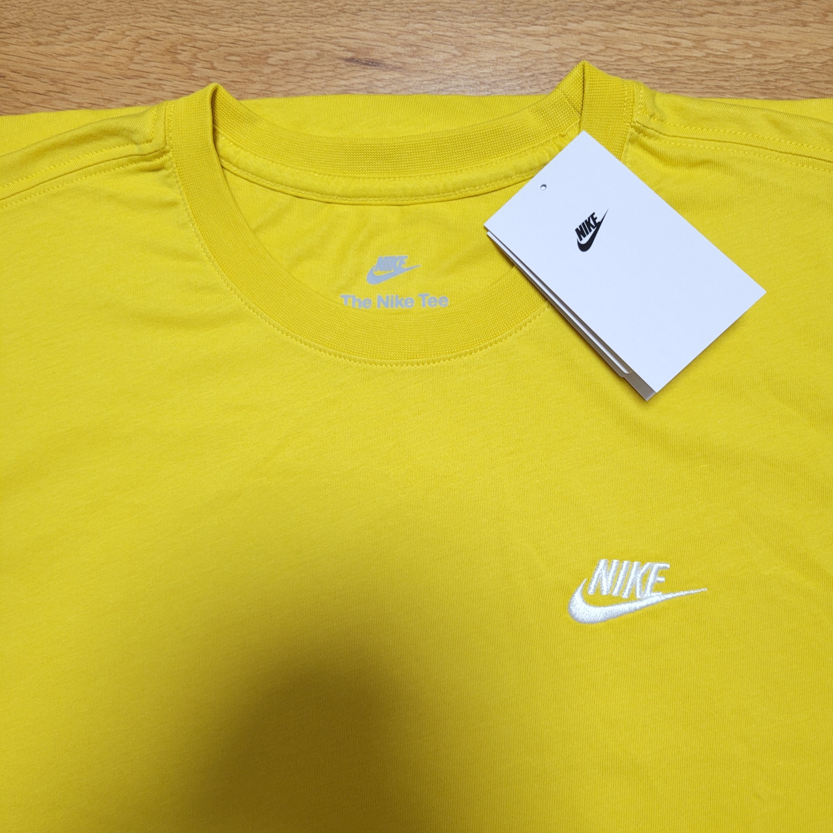 Nike NSW Club T-Shirt Vivid Sulfur - Asia 착용 스타일
