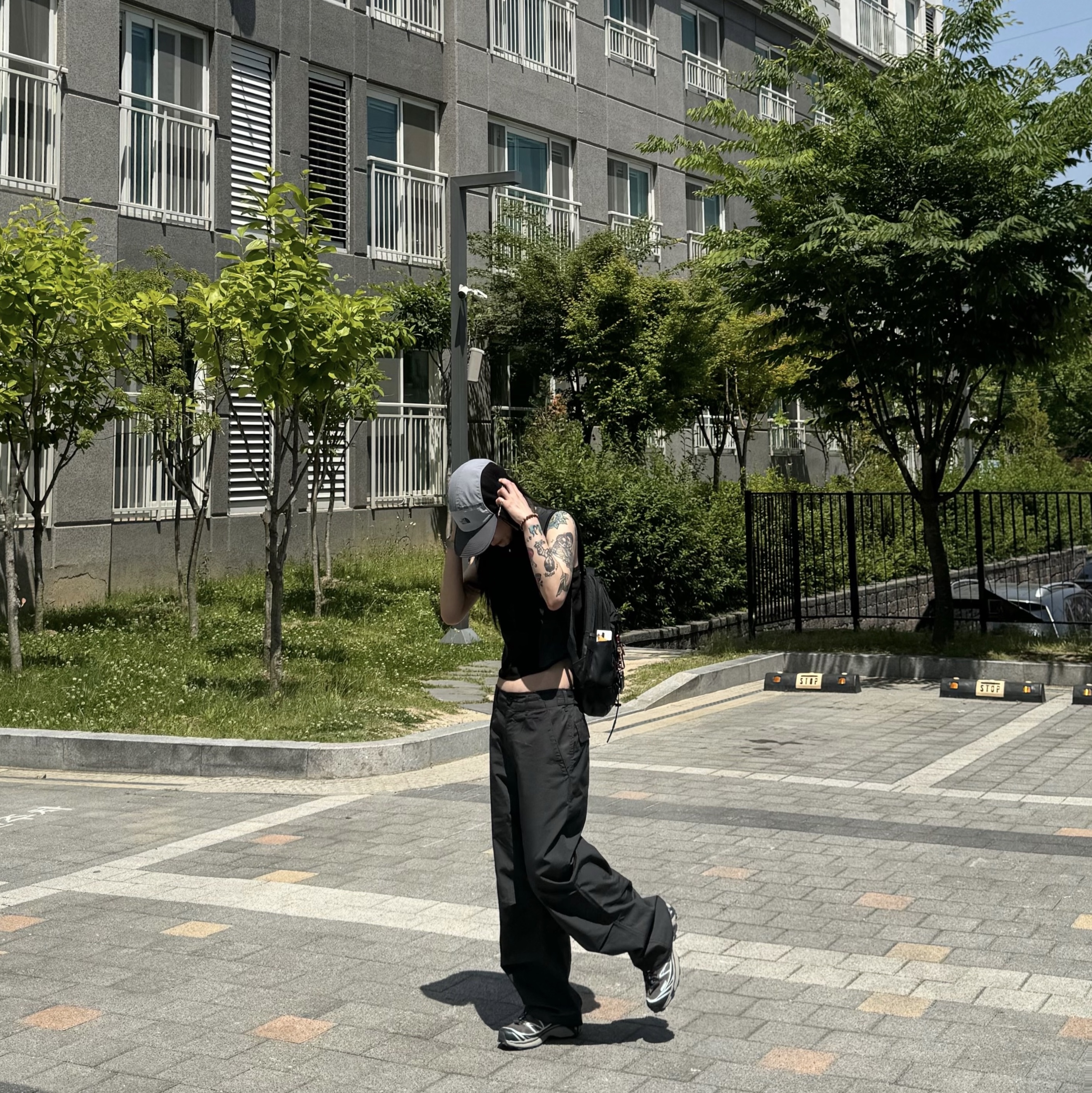 아트오브필드 슬릿 메쉬 슬리브리스 셔츠 블랙, 노스페이스 보레알리스 미니 백팩 블랙 착용 스타일 - 1