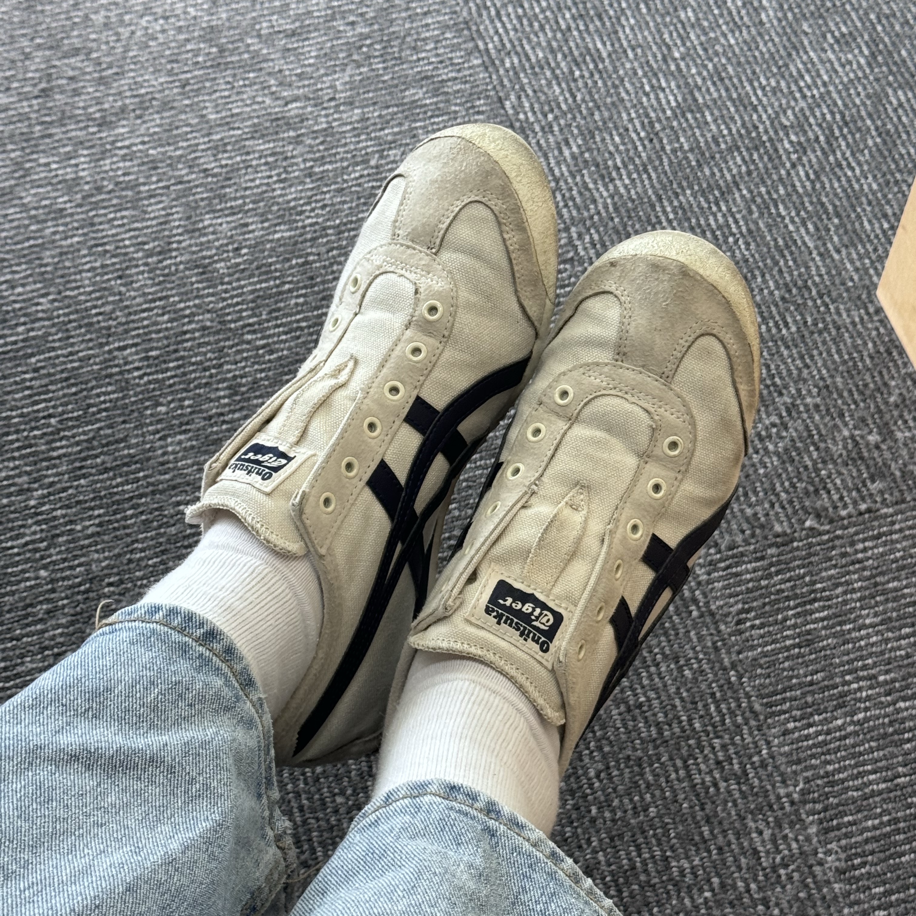 Onitsuka Tiger Mexico 66 Slip-On Birch Midnight 착용 스타일