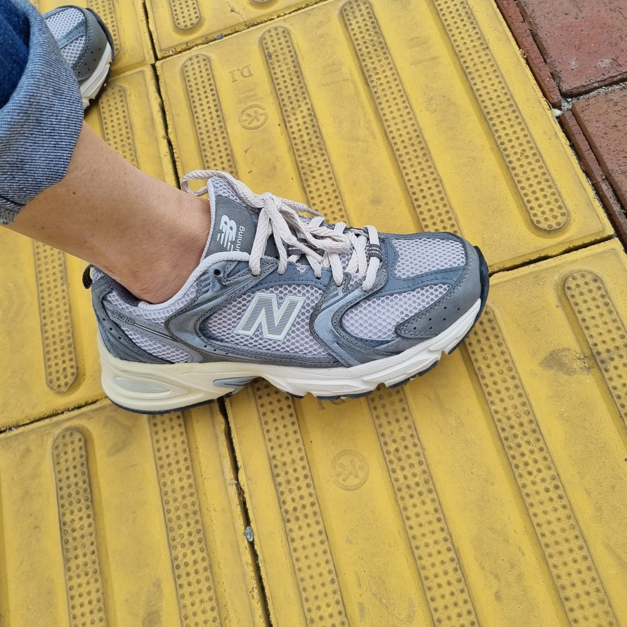 New Balance 530 Premium Vintage Grey Matter 착용 스타일