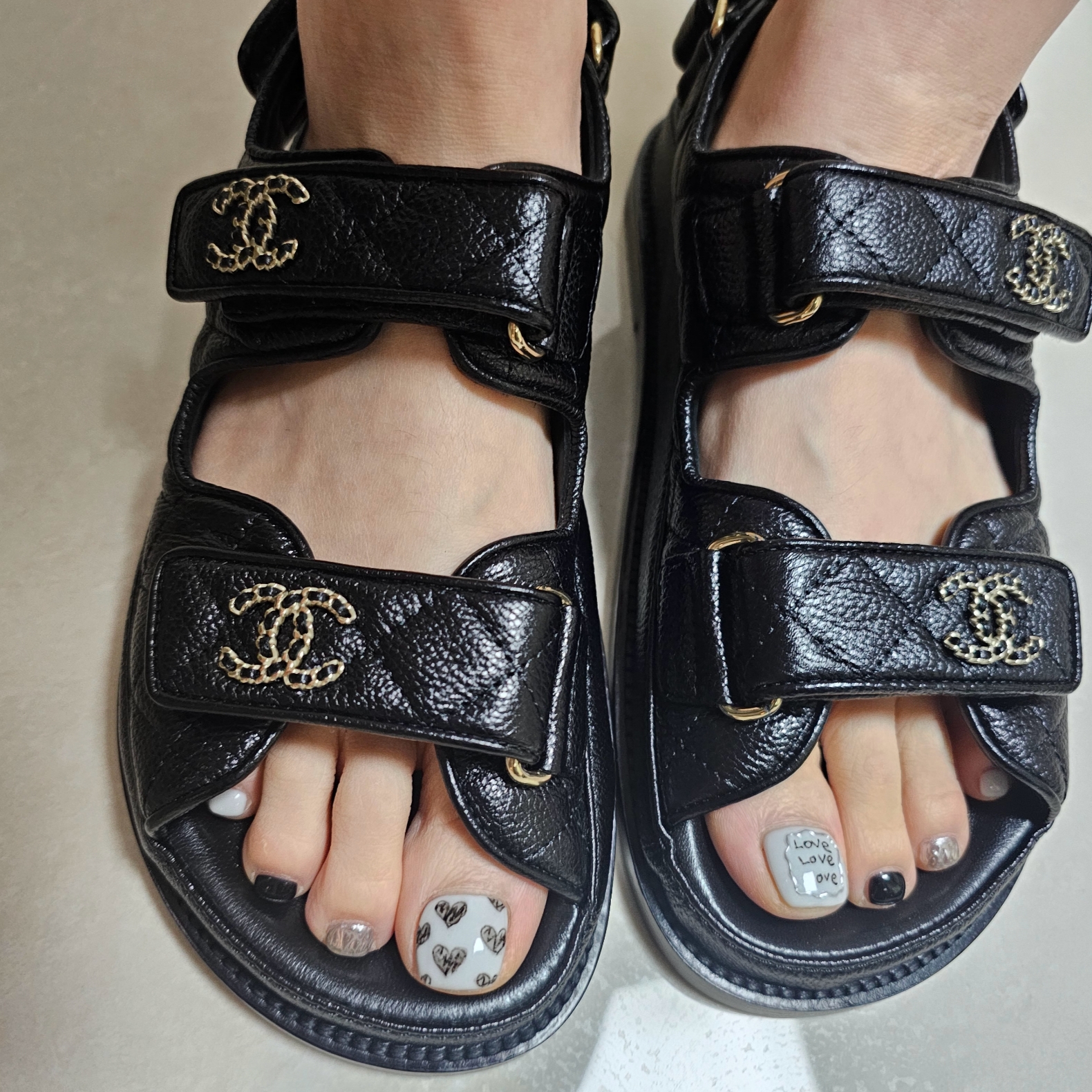 (W) Chanel Sandals Grained Calfskin & Black 착용 스타일 - 4