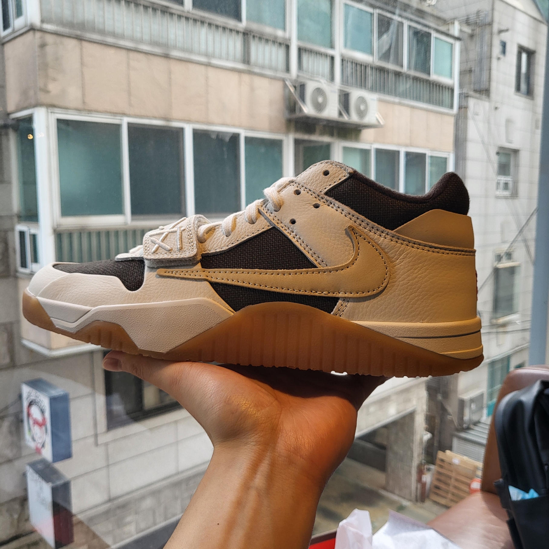 Jordan x Travis Scott Jumpman Jack TR Sail and Dark Mocha 착용 스타일 - 1