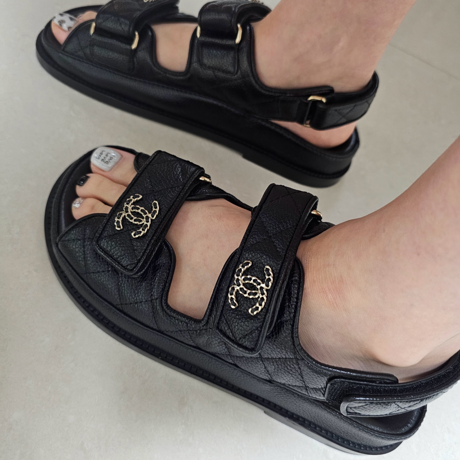 (W) Chanel Sandals Grained Calfskin & Black 착용 스타일 - 3