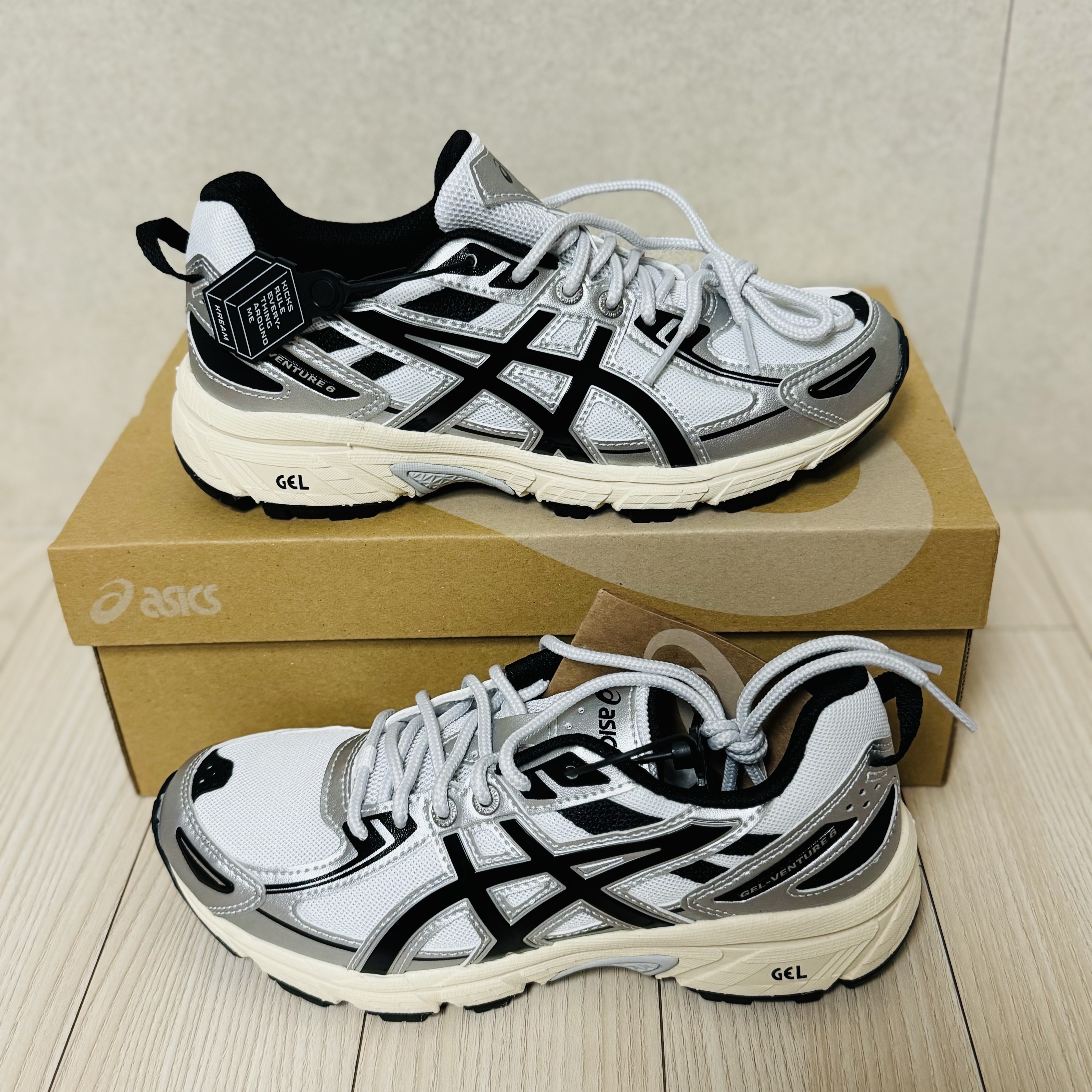 Asics Gel-Venture 6 White Black 착용 스타일 - 2