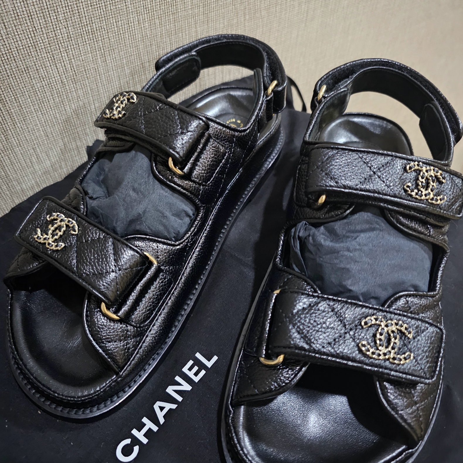 (W) Chanel Sandals Grained Calfskin & Black 착용 스타일 - 1