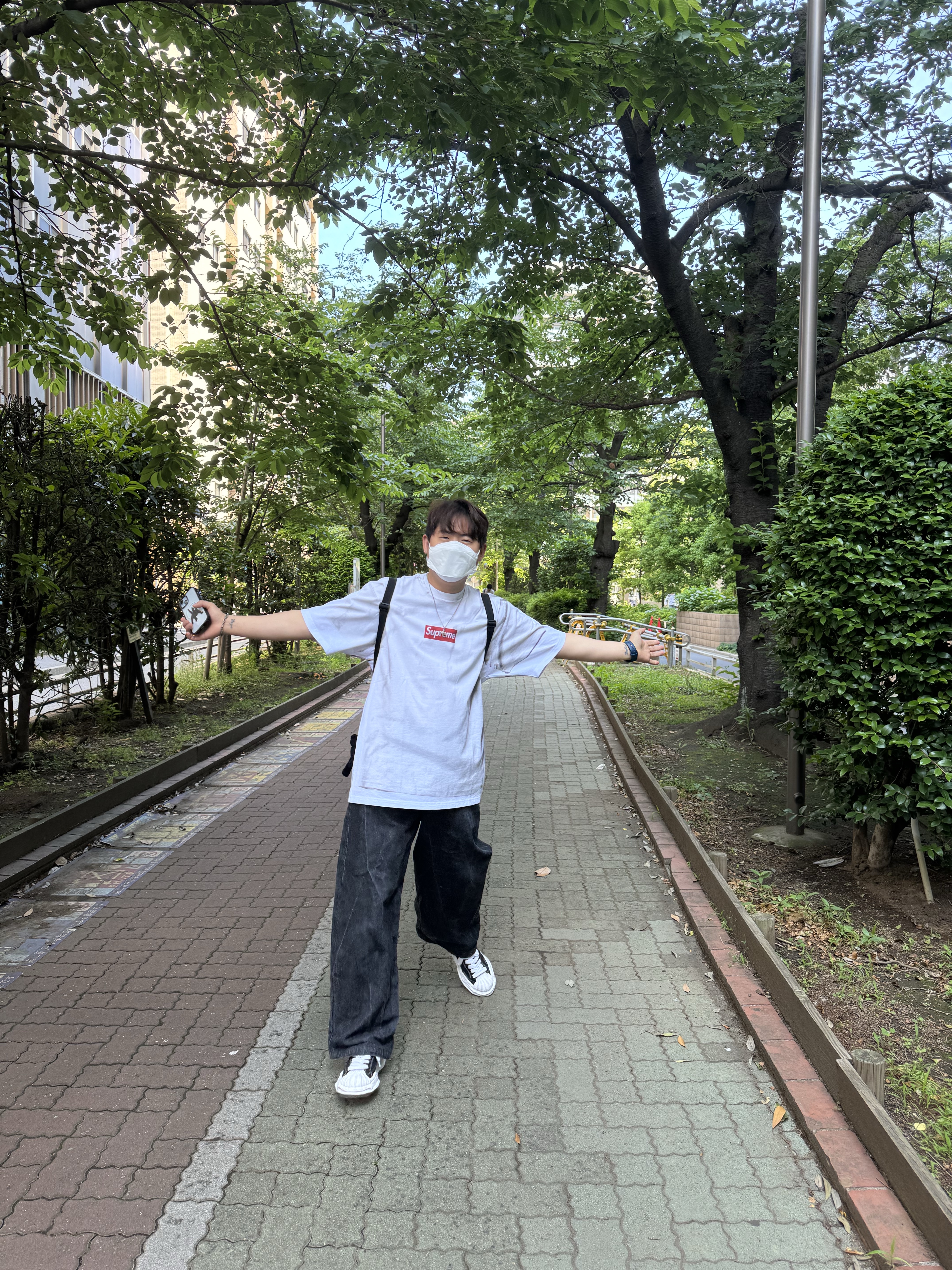 Supreme x MM6 Maison Margiela Box Logo T-Shirt White - 24SS, Supreme Mesh Small Backpack Black - 23SS 착용 스타일 - 1