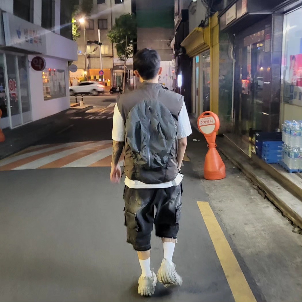 (W) Balenciaga Defender Sneakers Beige 착용 스타일 - 2