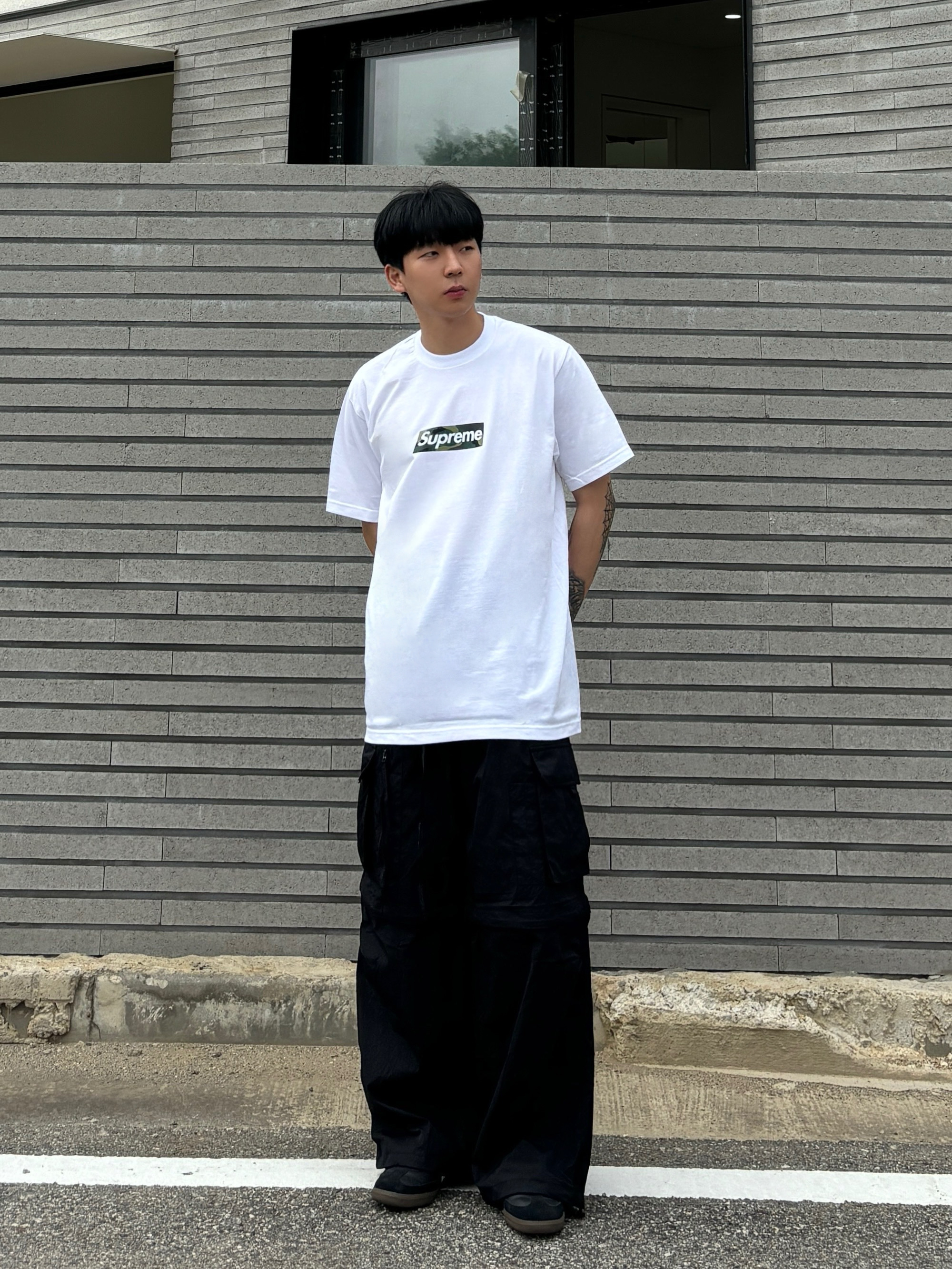 아디다스 삼바 OG 블랙 화이트 검, 슈프림 박스로고 티셔츠 화이트 - 23FW 착용 스타일 - 3