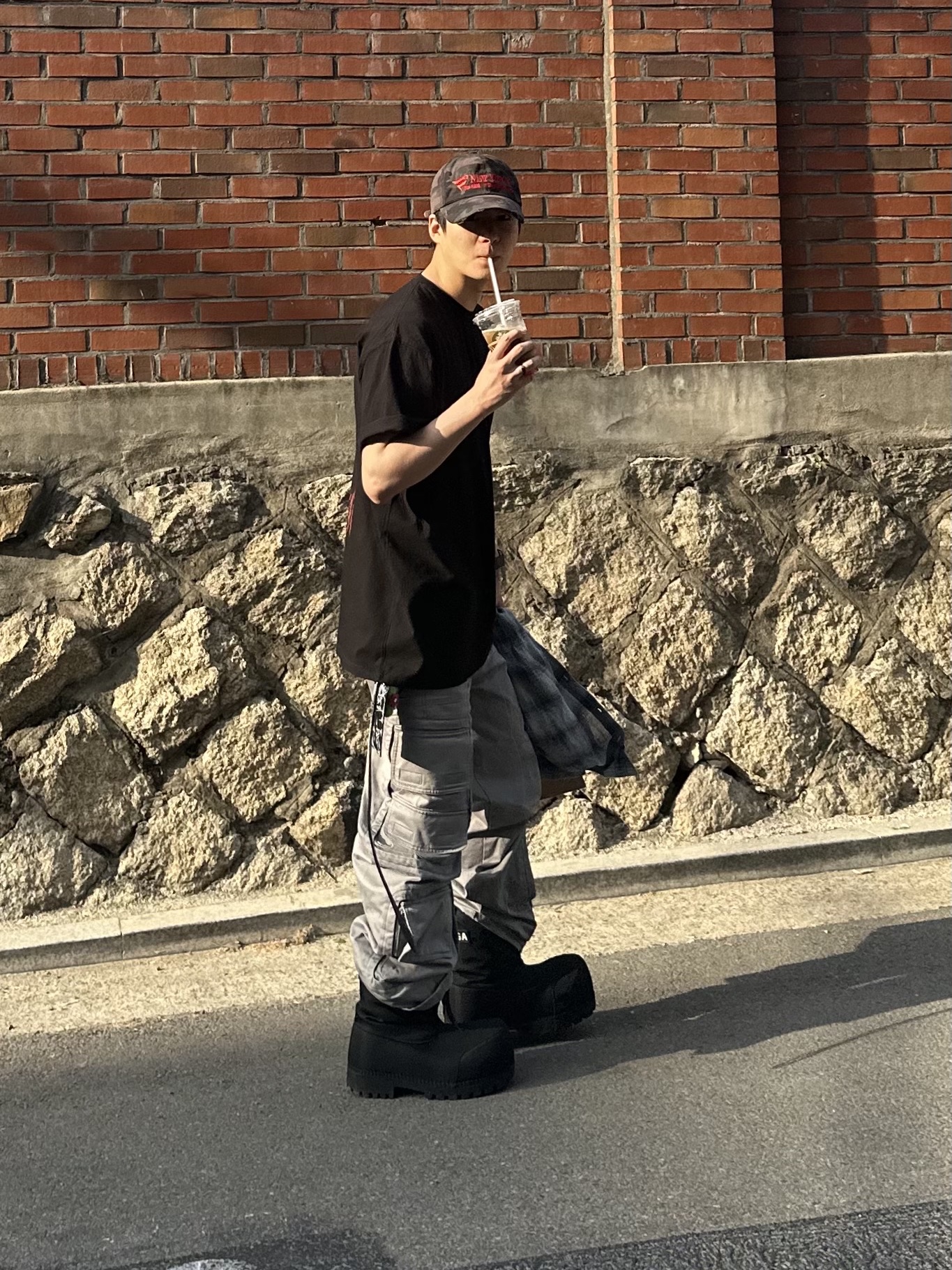 Undermycar Gashutein 6 Money Bundle Graphic T-Shirt Rococco Red - 24SS, Farfromwhat Far Washed Cargo Pants Gray 착용 스타일 - 3