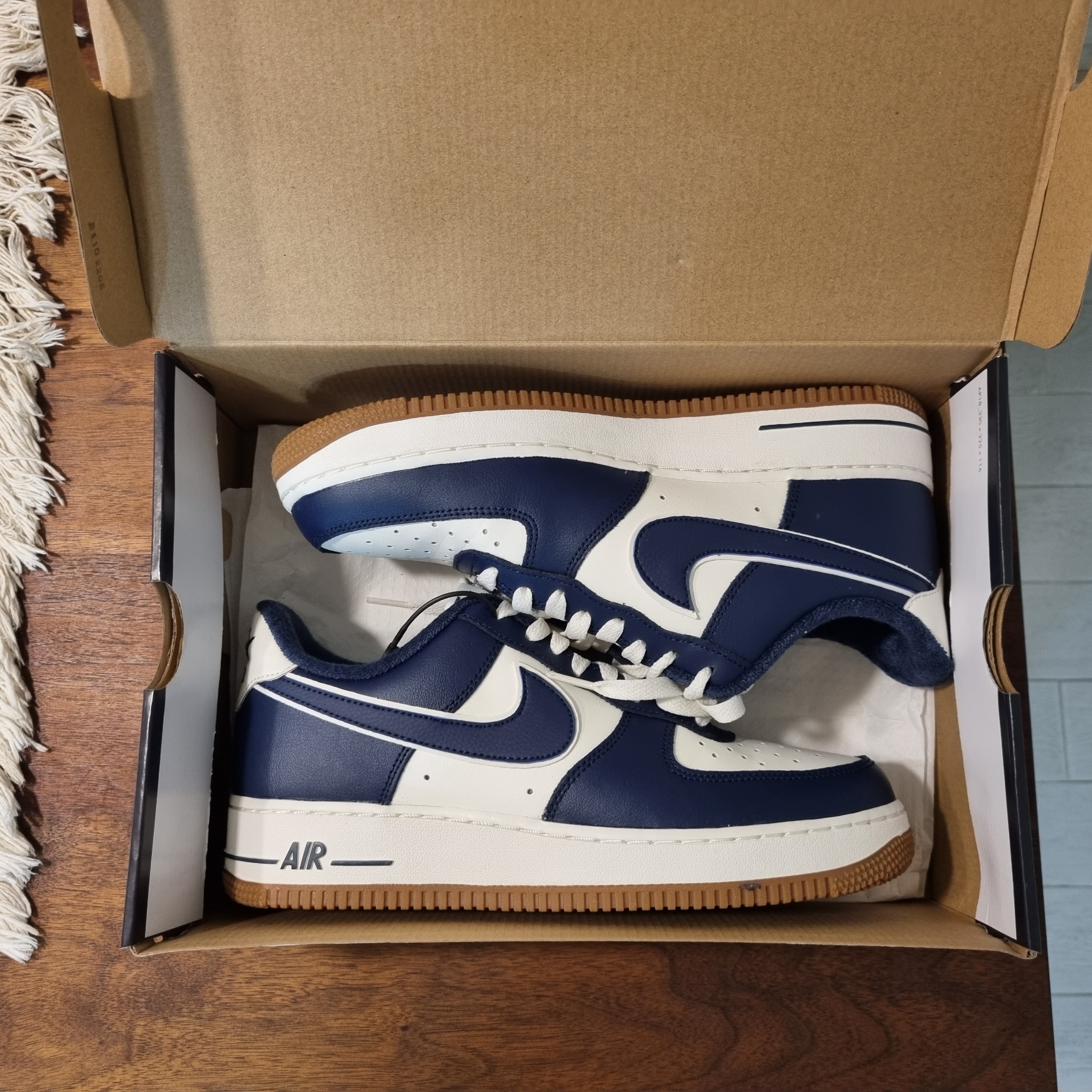 Nike Air Force 1 '07 LV8 Midnight Navy 착용 스타일 - 1