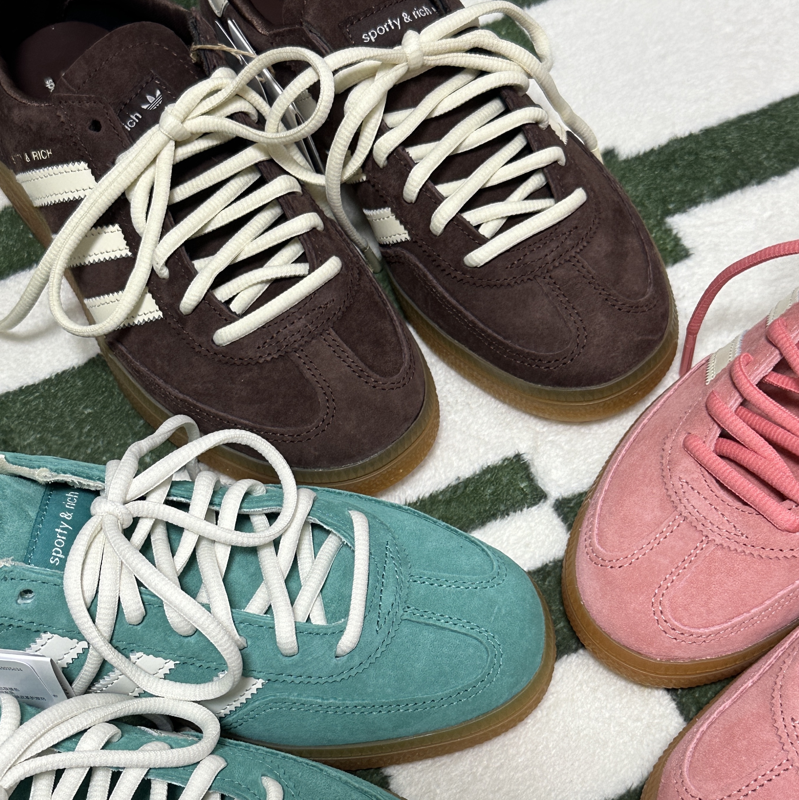 Adidas x Sporty & Rich Spezial Handball Auburn Cream White, Adidas x Sporty & Rich Spezial Handball Pantone Cream White 착용 스타일