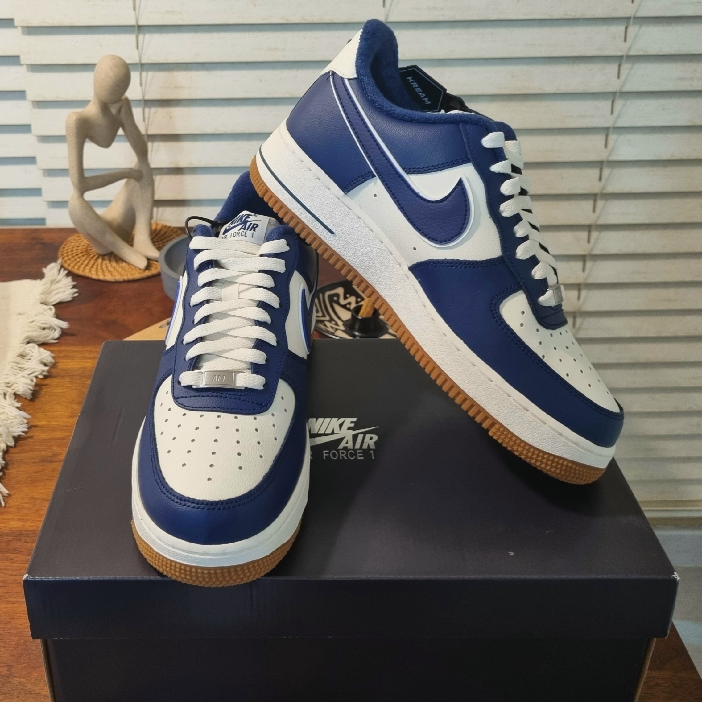 Nike Air Force 1 '07 LV8 Midnight Navy 착용 스타일 - 2