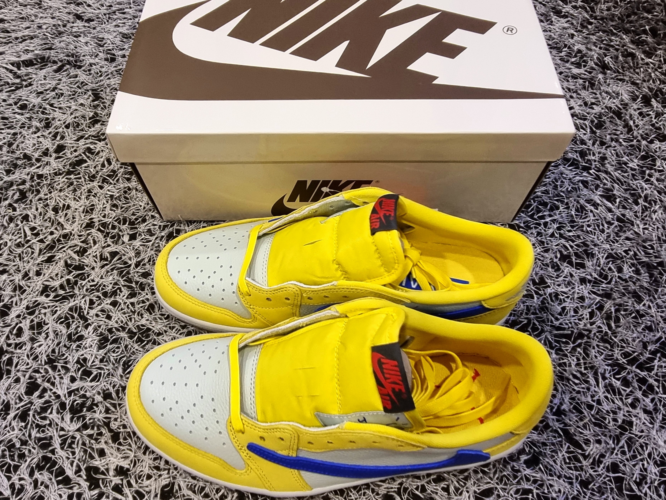 (W) Jordan 1 x Travis Scott Retro Low OG SP Canary 착용 스타일 - 8