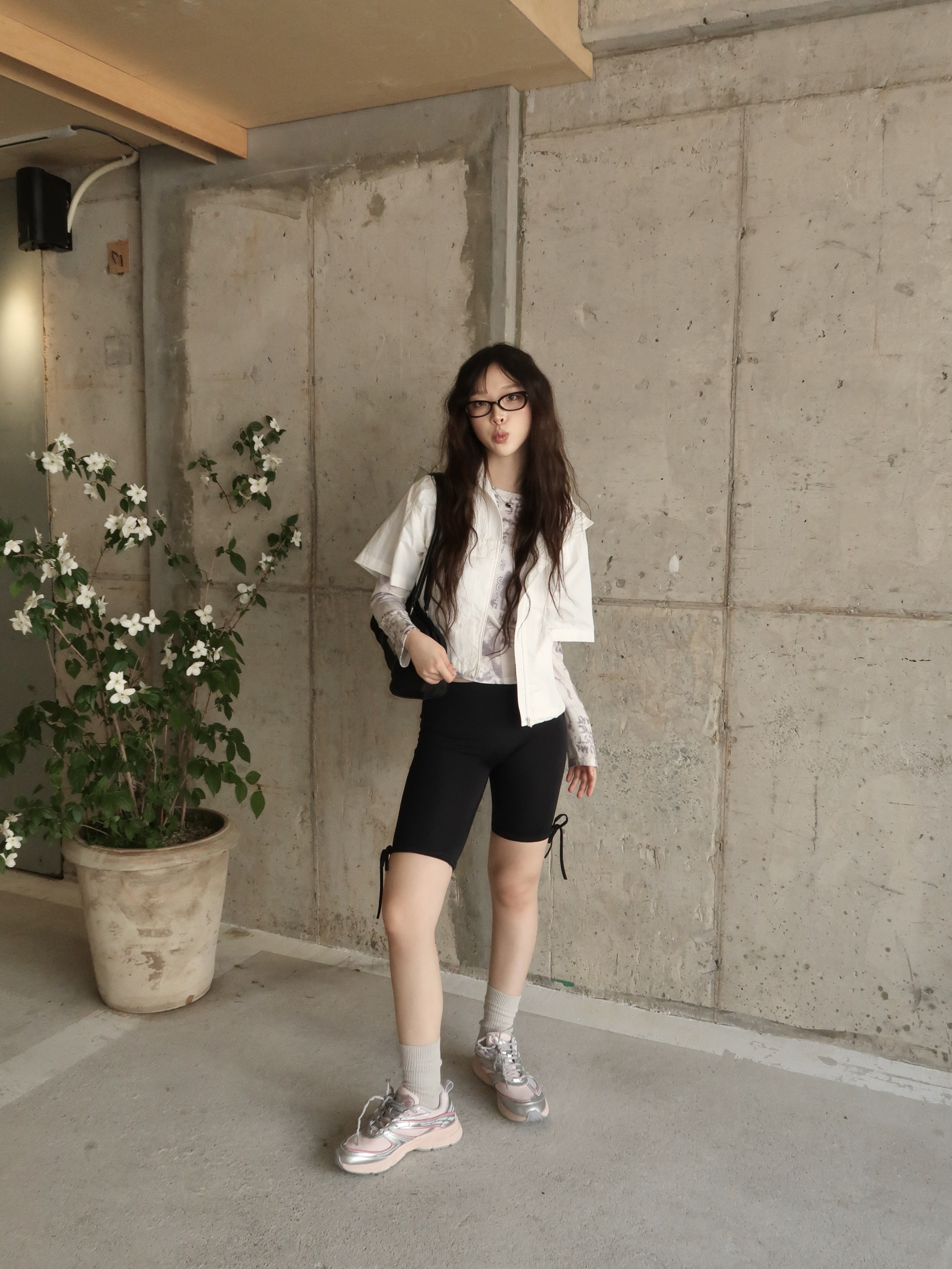 Fila Interun Pink Blossom, Matin Kim Sporty Tote Bag Black 착용 스타일 - 3