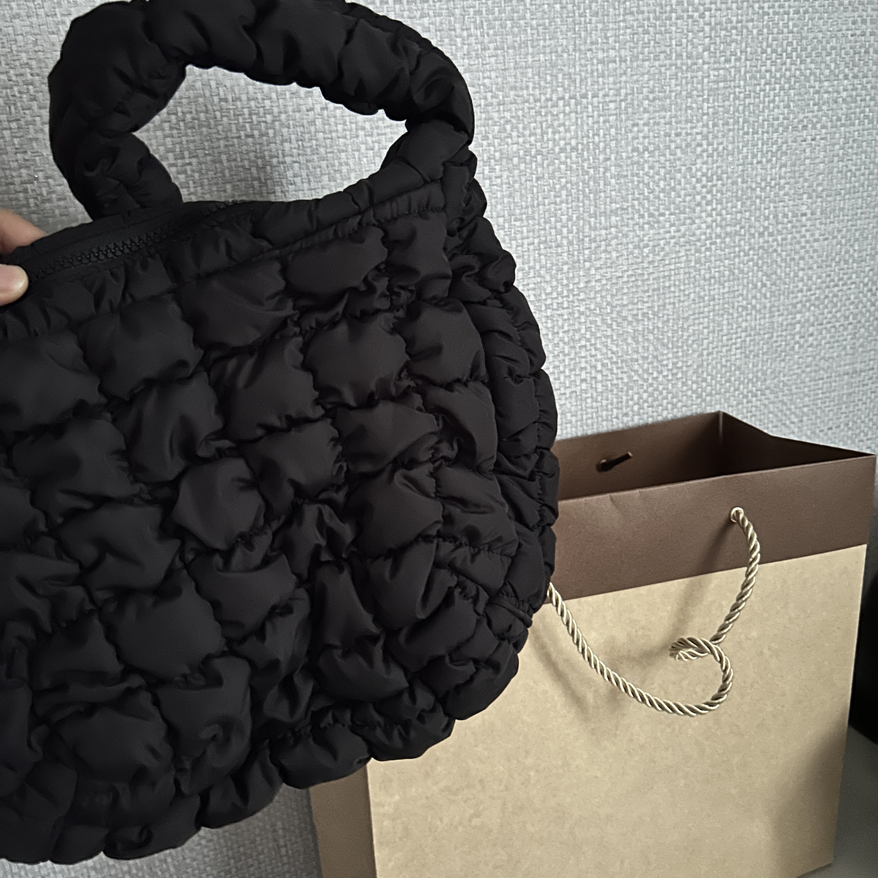COS Quilted Messenger Bag Black 착용 스타일