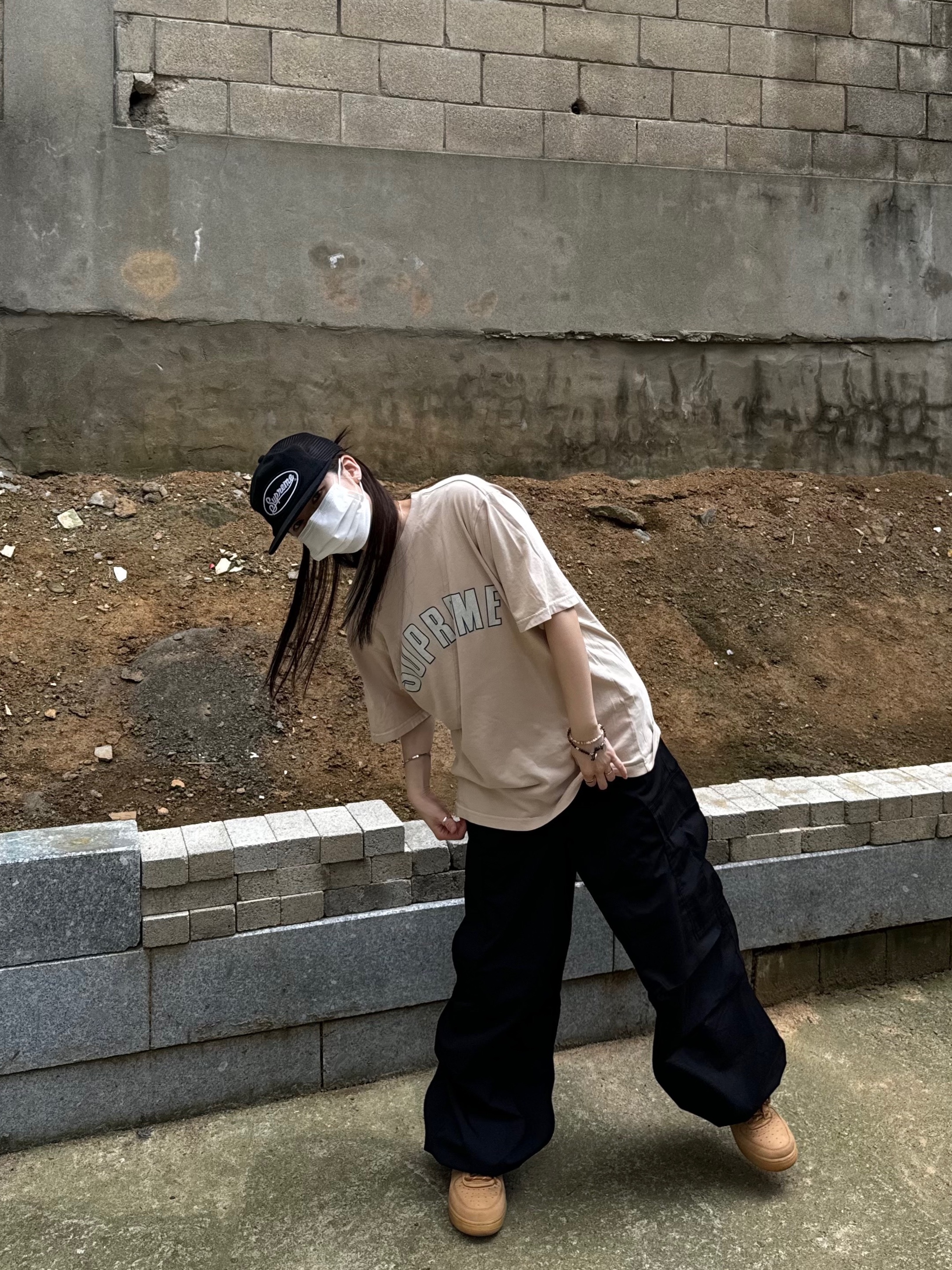 Supreme Cracked Arc S/S Top Light Tan - 24SS, Supreme Terry Mesh Back 5-Panel Black - 24SS 착용 스타일 - 1