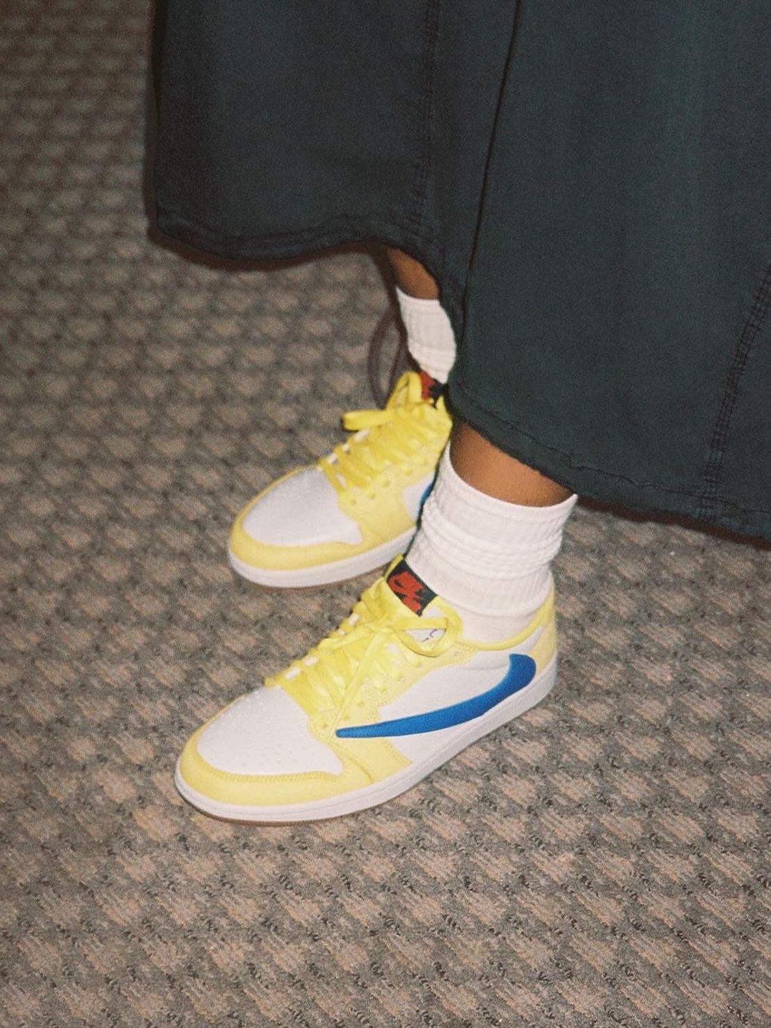 (W) Jordan 1 x Travis Scott Retro Low OG SP Canary 착용 스타일 - 9