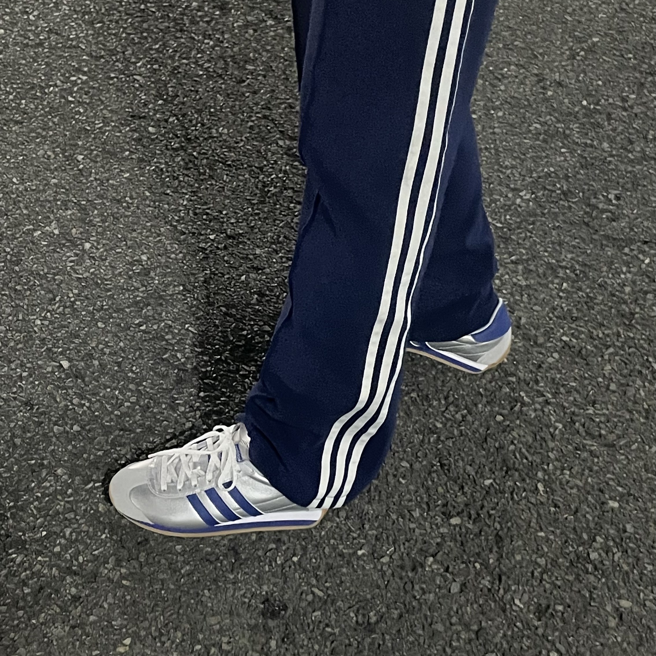Adidas Country OG Matte Silver Bright Blue 착용 스타일