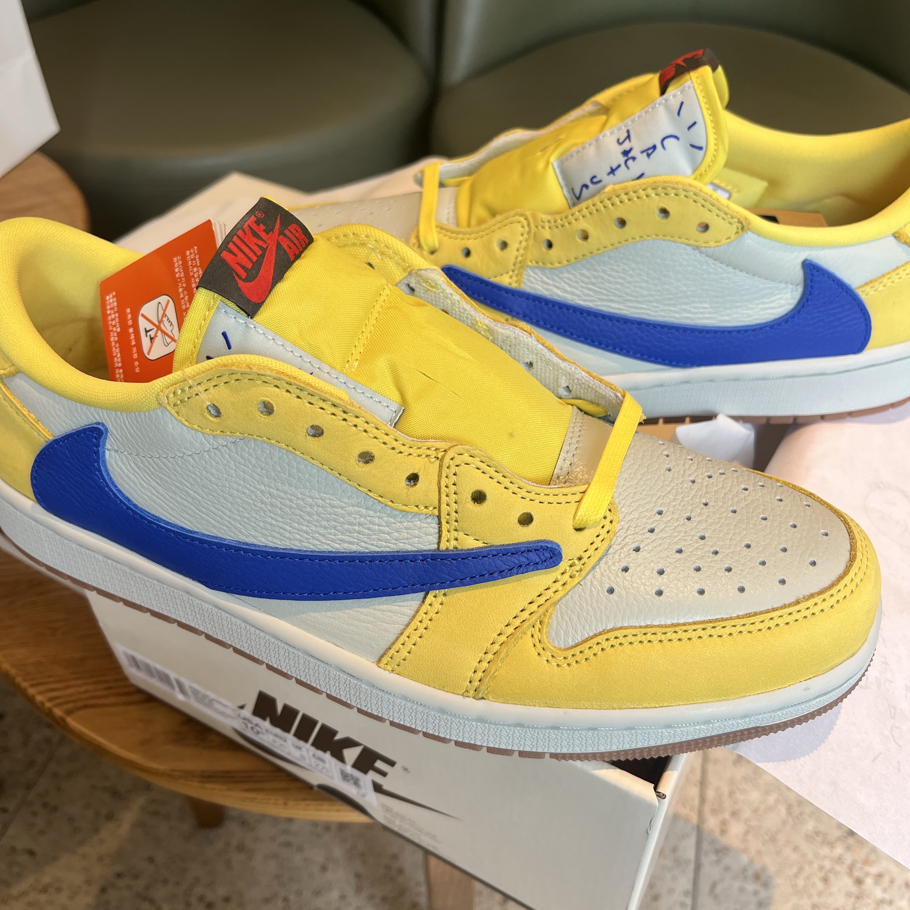 (W) Jordan 1 x Travis Scott Retro Low OG SP Canary 착용 스타일 - 1