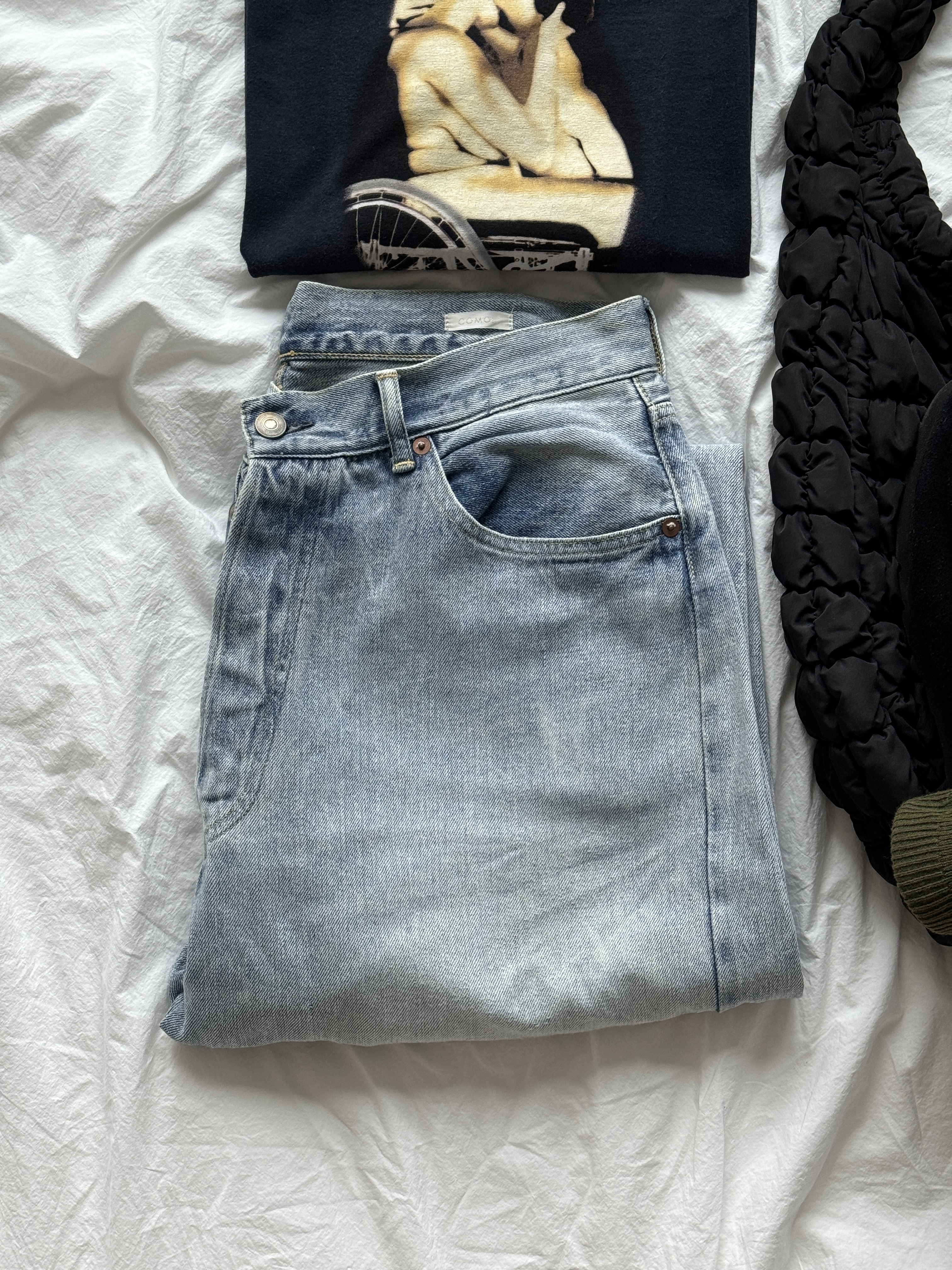 Comoli 5P Denim Pants Bleach - 22AW, COS Quilted Oversized Shoulder Bag Black 착용 스타일 - 4