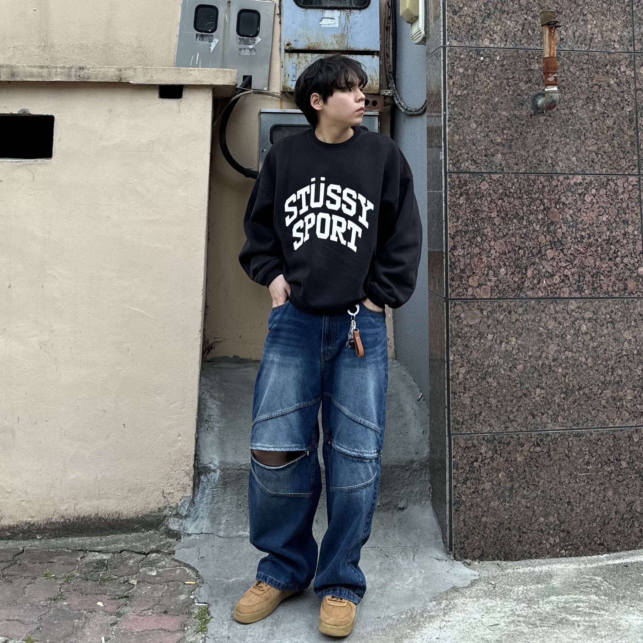 Stussy Big Crackle Sport Crew Washed Black, Nike Air Force 1 '07 WB Flax 착용 스타일 - 1