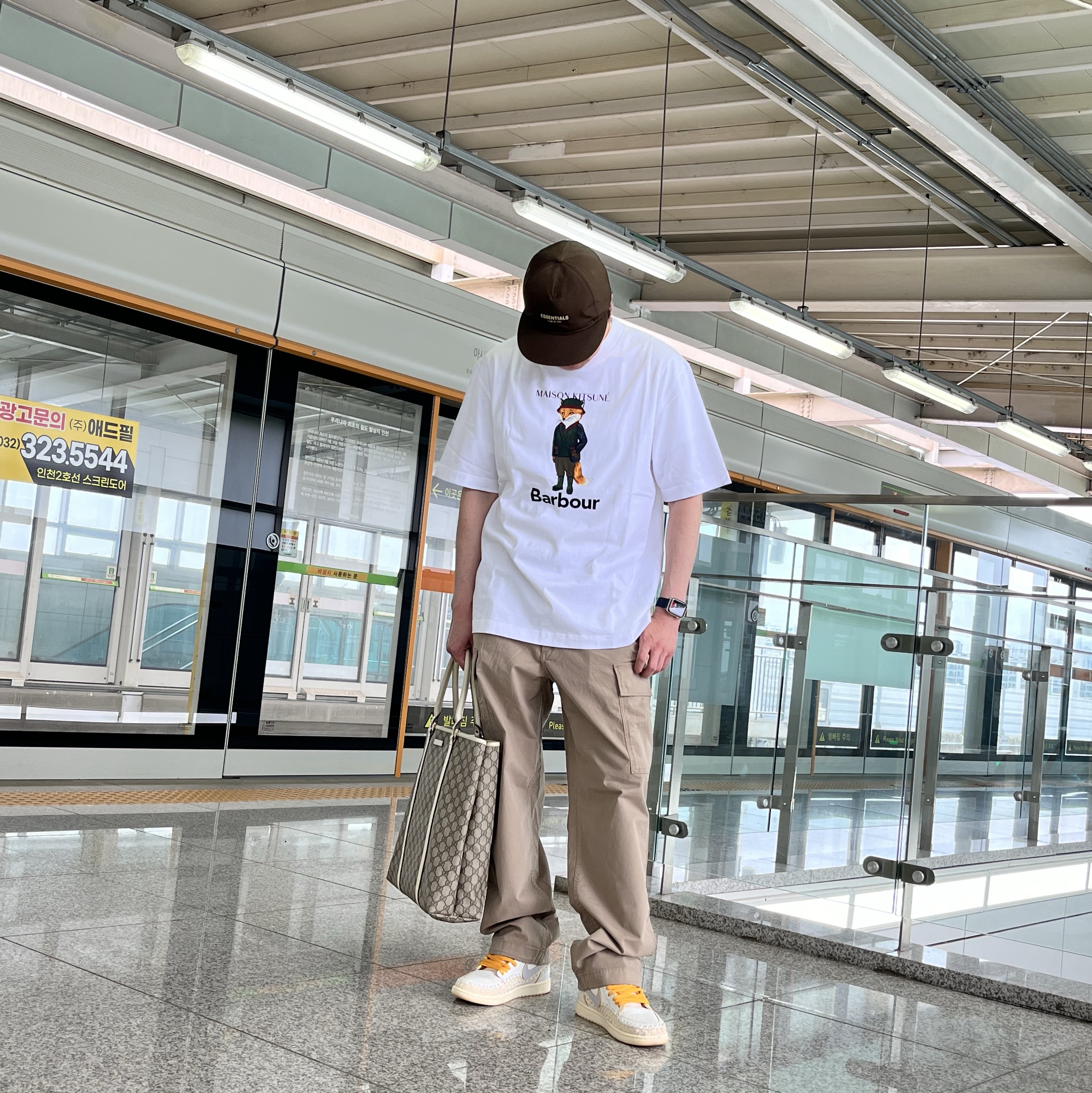 Barbour x Maison Kitsune Beaufort Fox T-Shirt White, Essentials x New Era Retro Crown Strapback Brown 착용 스타일