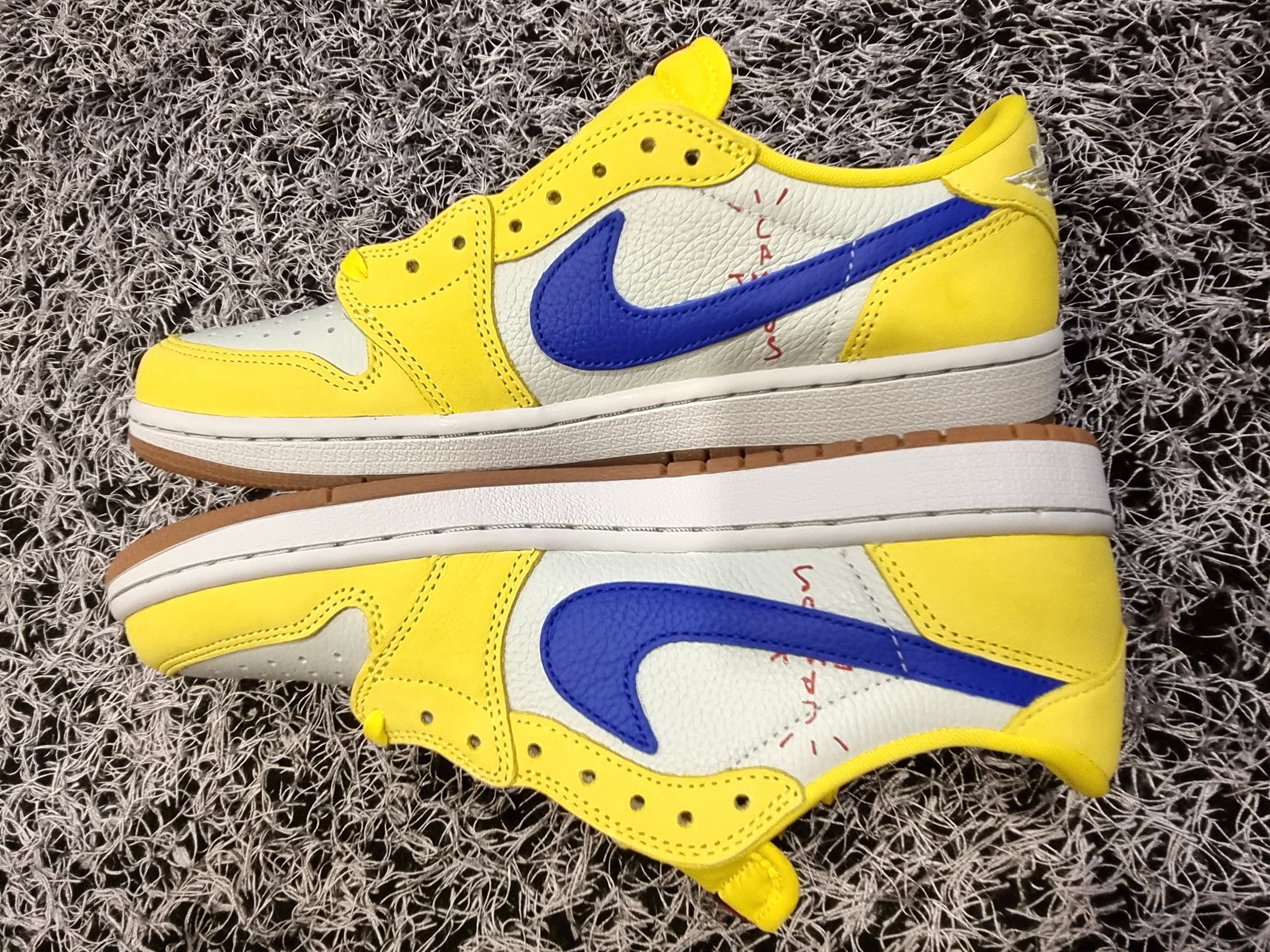 (W) Jordan 1 x Travis Scott Retro Low OG SP Canary 착용 스타일 - 4