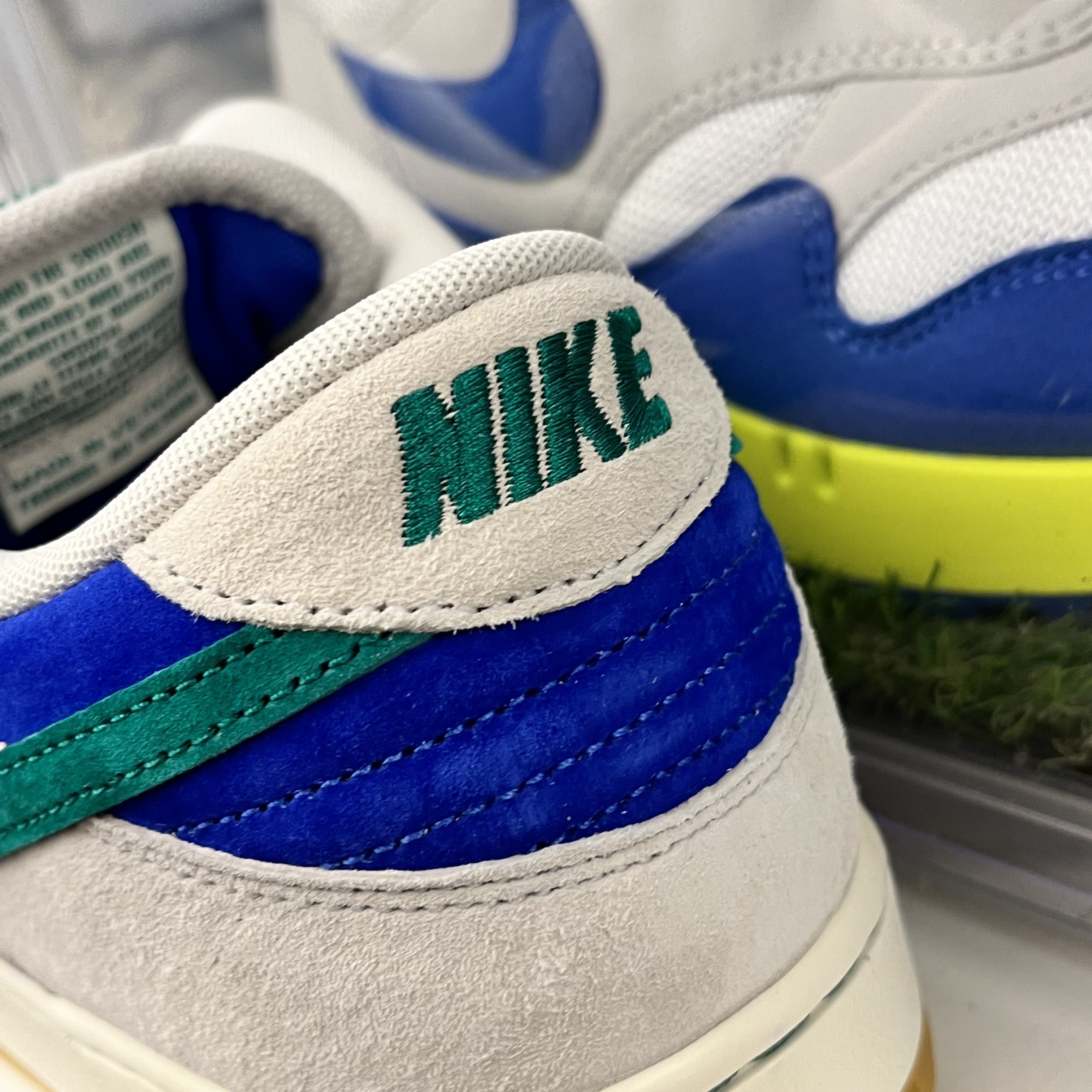 Nike SB Dunk Low Pro Phantom and Hyper Royal 착용 스타일 - 1