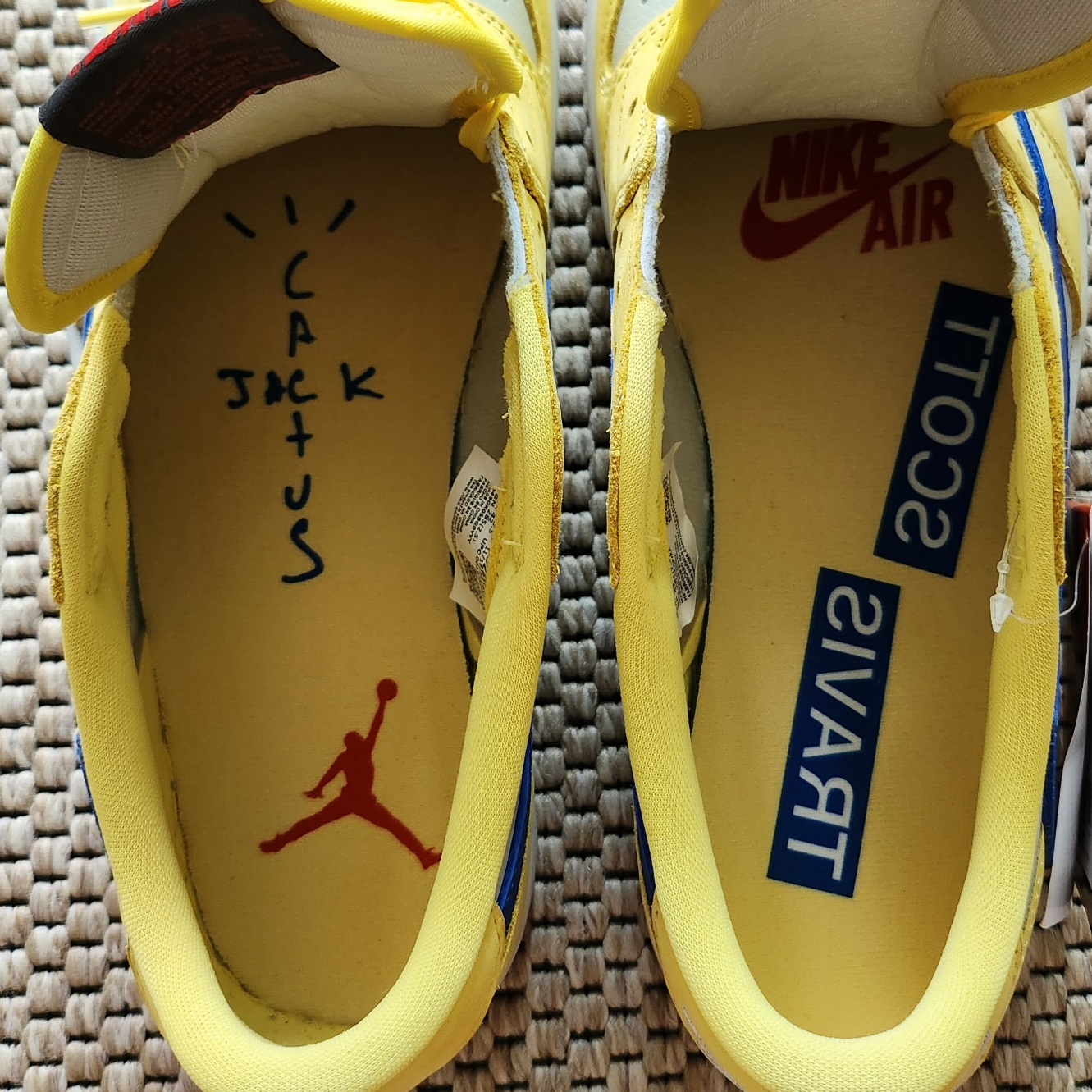 (W) Jordan 1 x Travis Scott Retro Low OG SP Canary 착용 스타일 - 6
