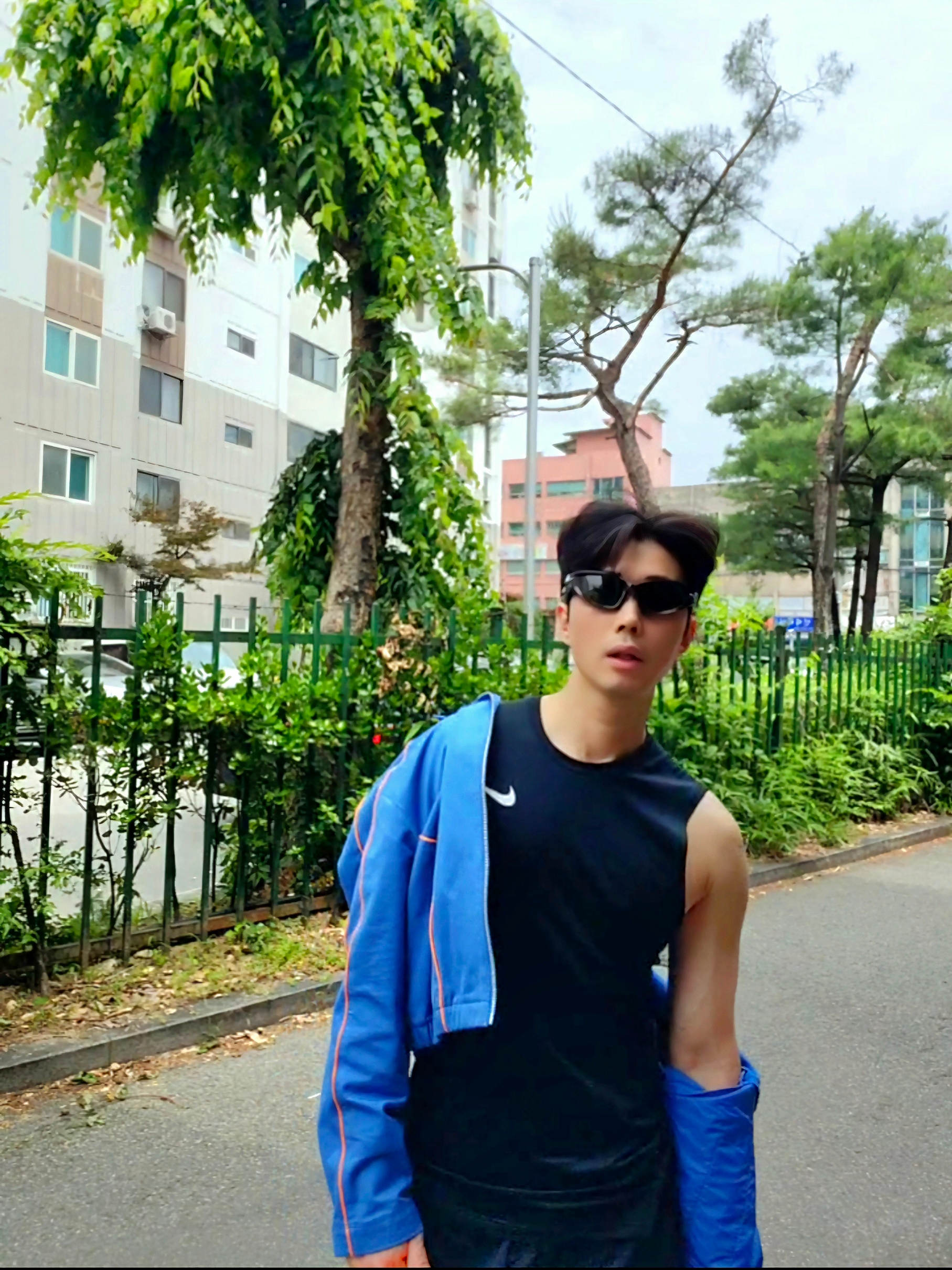 Gentle Monster Paso 01 Black, (W) Nike NSW Woven Jacket Star Blue Bright Mandarin - Asia 착용 스타일 - 4