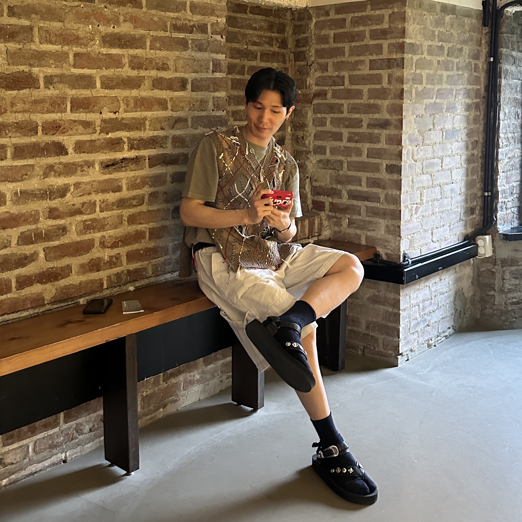 Toga x Suicoke Tono Sandals Black 착용 스타일 - 1