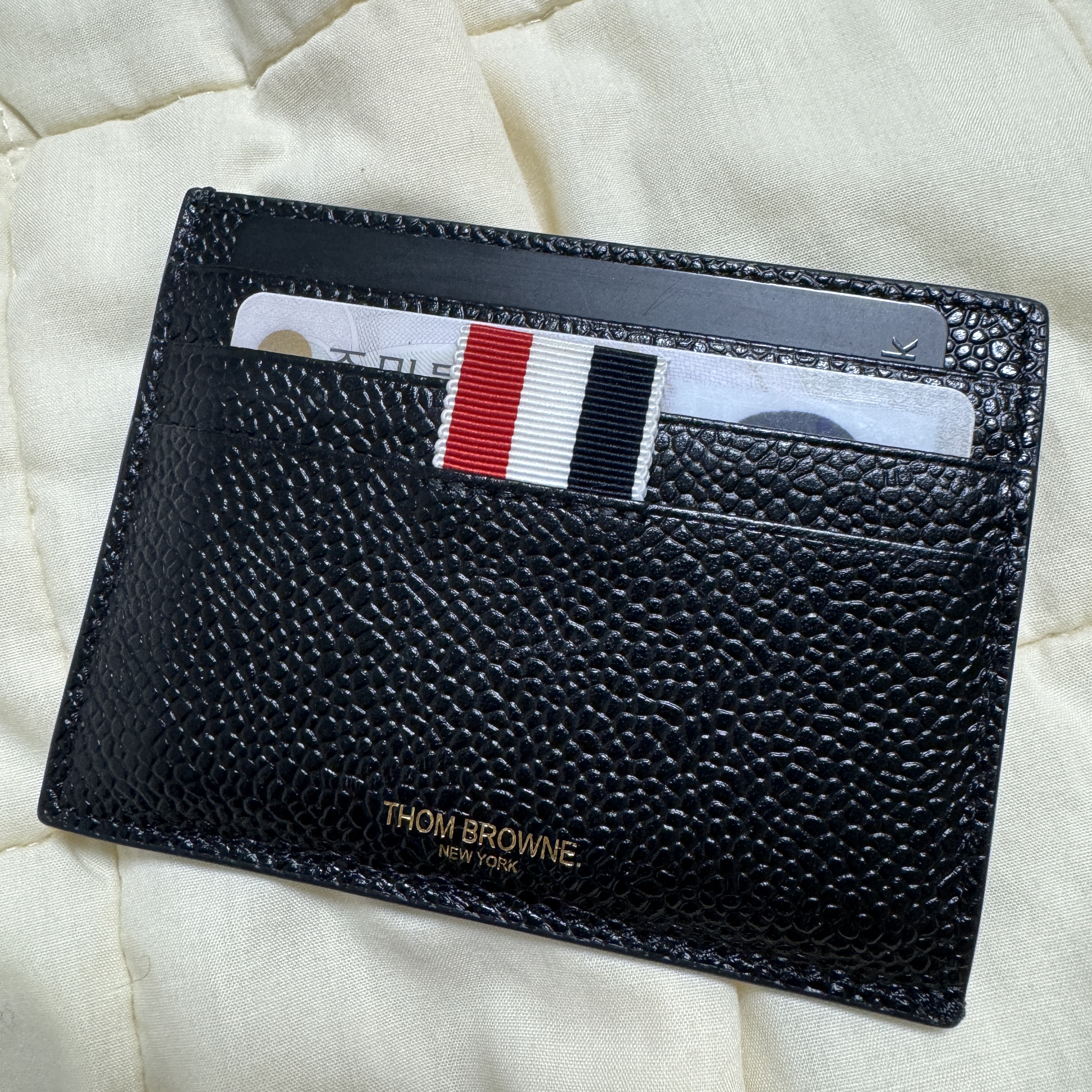 Thom Browne Pebble Grain Leather Stripe Note Compartment Card Holder Black 착용 스타일