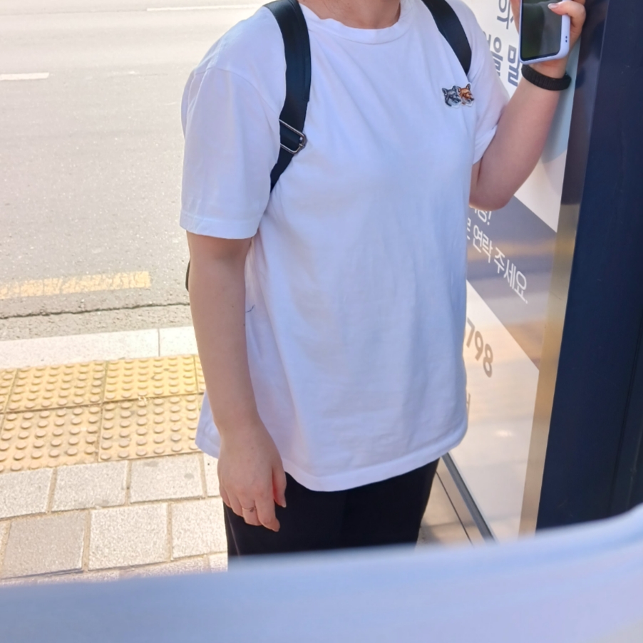 Maison Kitsune Double Fox Head Patch Classic T-Shirt Latte 착용 스타일 - 1