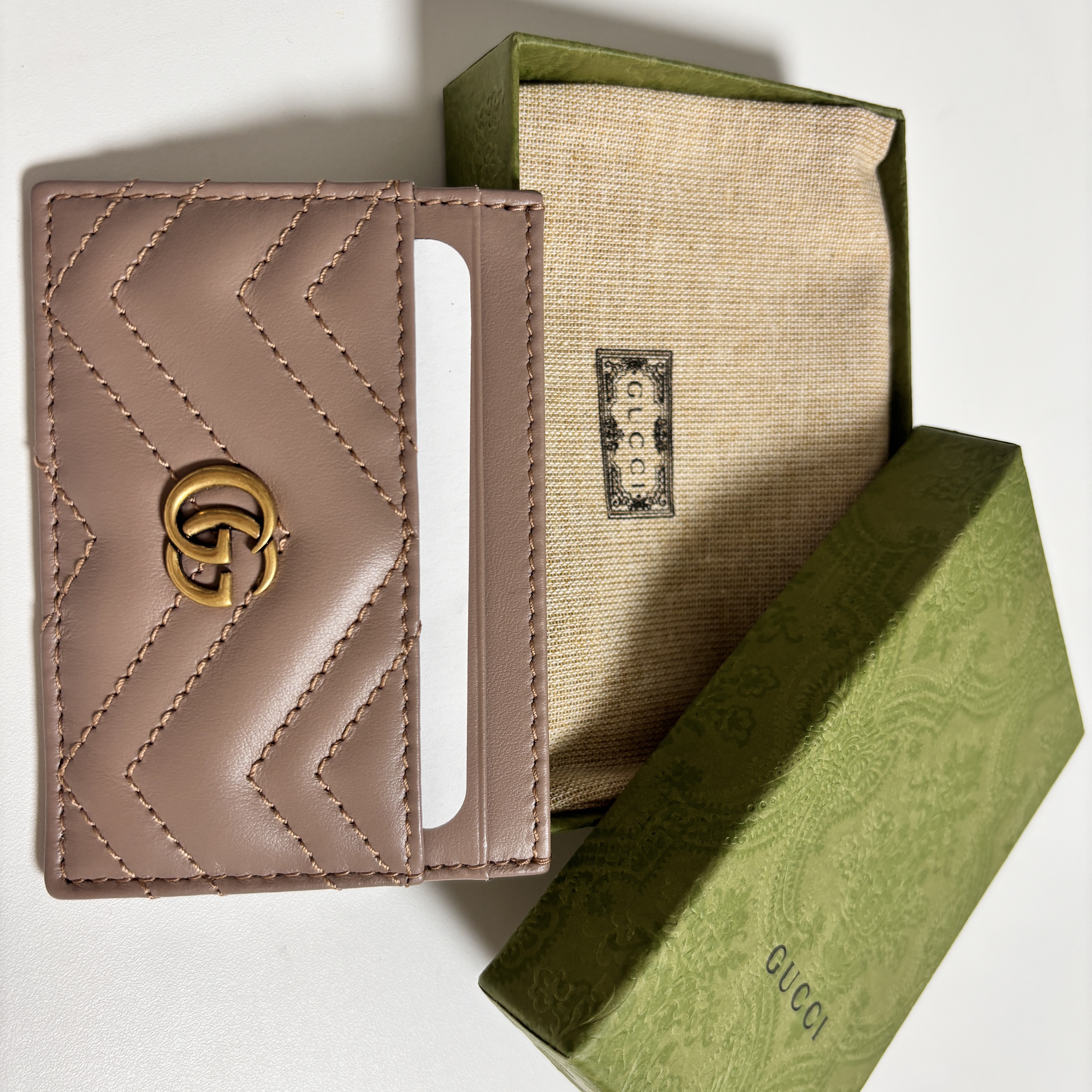 Gucci GG Marmont Card Case Dusty Pink 착용 스타일 - 2