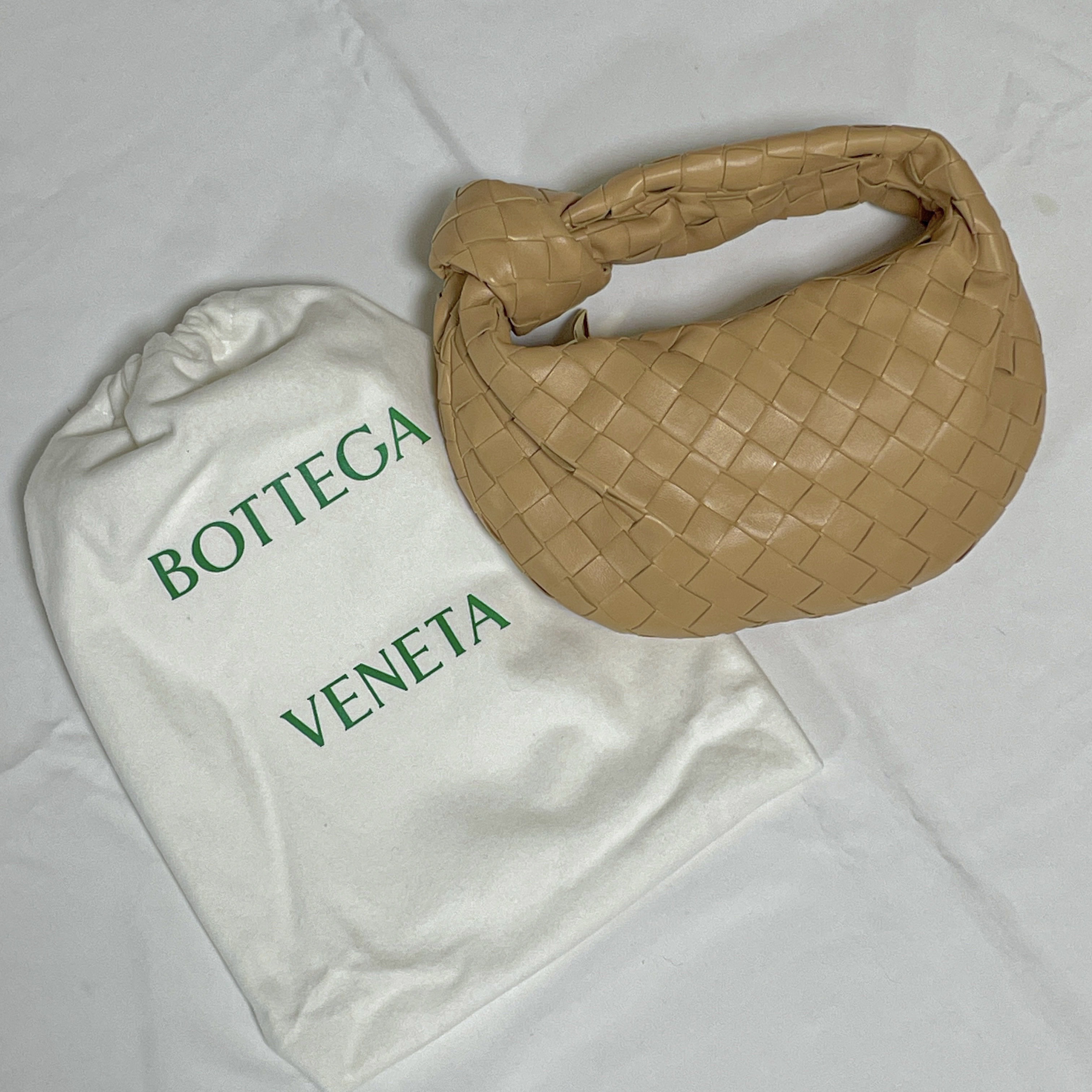 Bottega Veneta Mini Leather Jodie Almond 착용 스타일