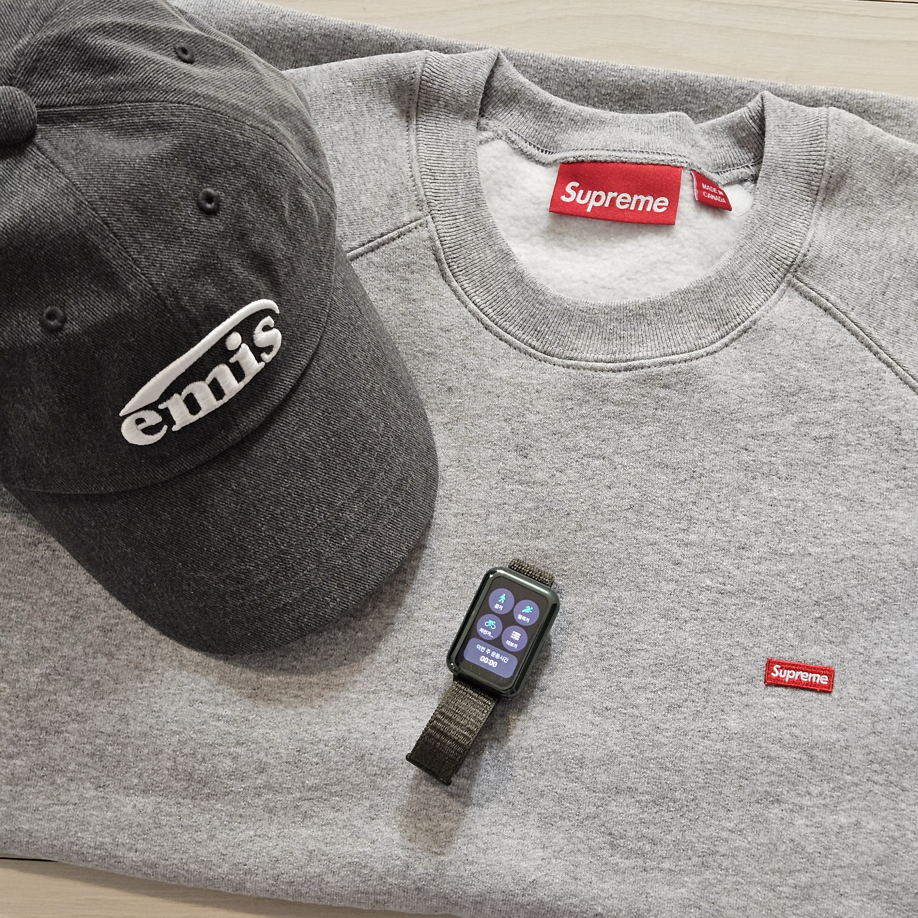 Supreme Small Box Raglan Crewneck Heather Grey - 24SS, Emis New Logo Pigment Ball Cap Black 착용 스타일