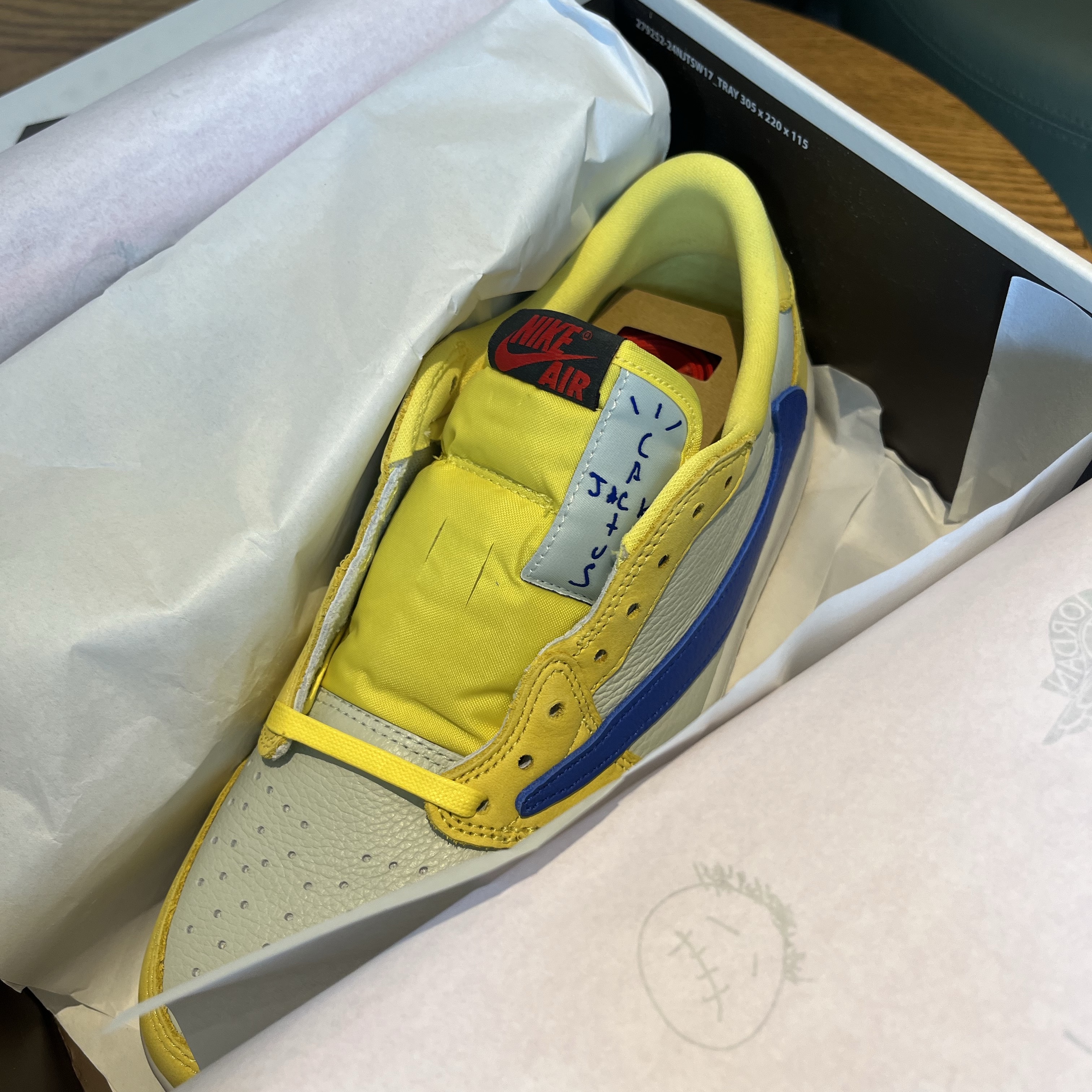 (W) Jordan 1 x Travis Scott Retro Low OG SP Canary 착용 스타일 - 3