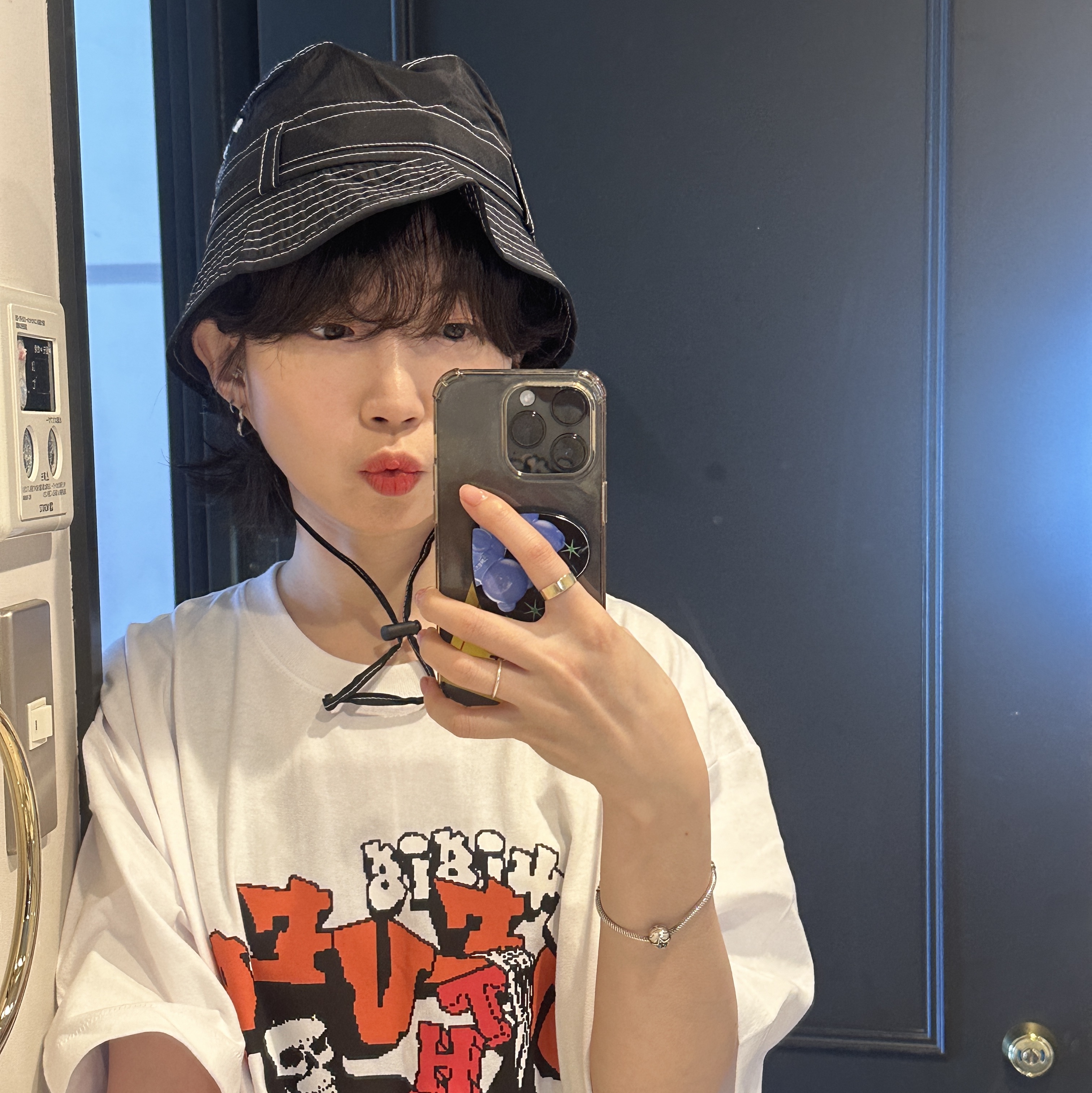 (W) Matin Kim Matin Stitch Safari Bucket Hat Black, Nike V2K Run Black Anthracite 착용 스타일 - 1