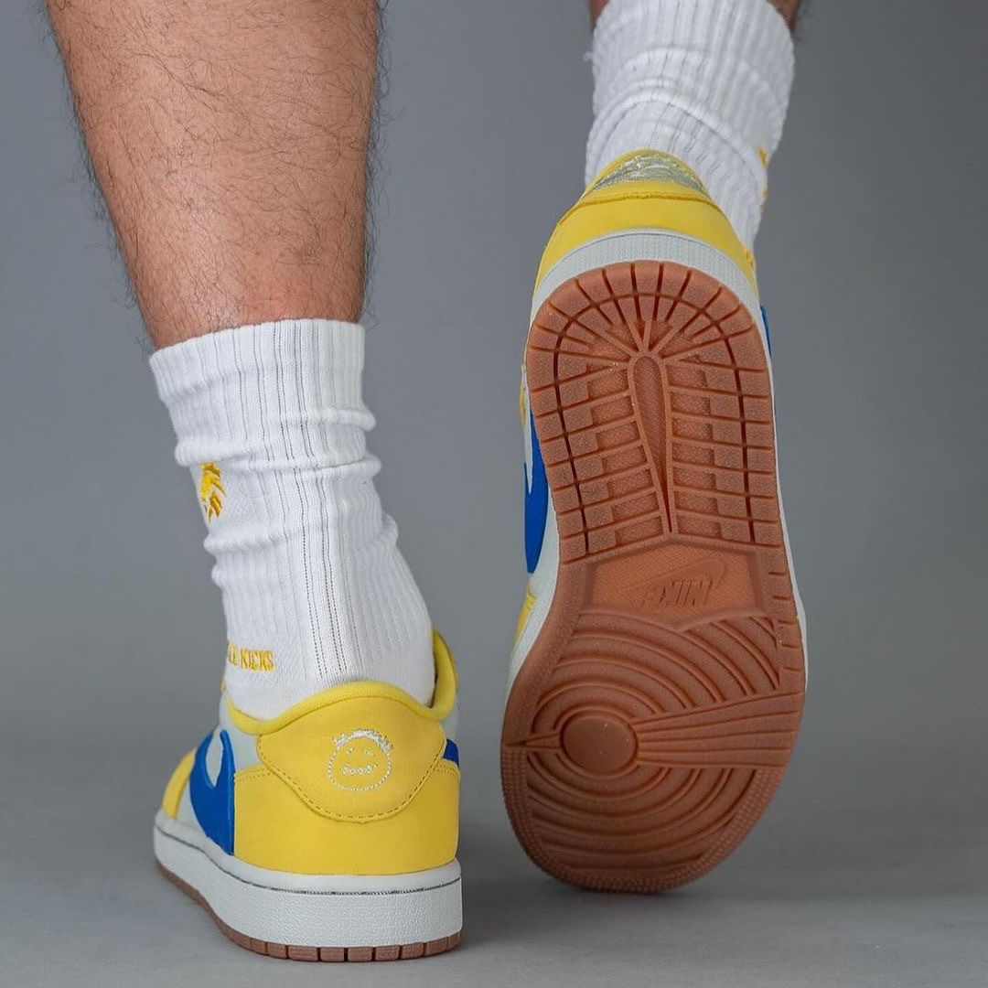 (W) Jordan 1 x Travis Scott Retro Low OG SP Canary 착용 스타일 - 7