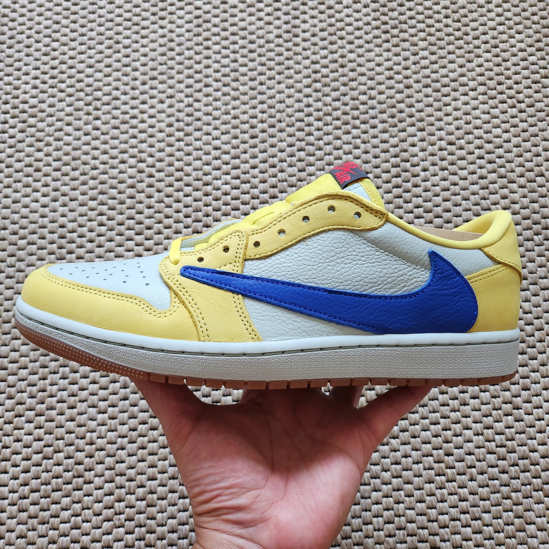 (W) Jordan 1 x Travis Scott Retro Low OG SP Canary 착용 스타일 - 1