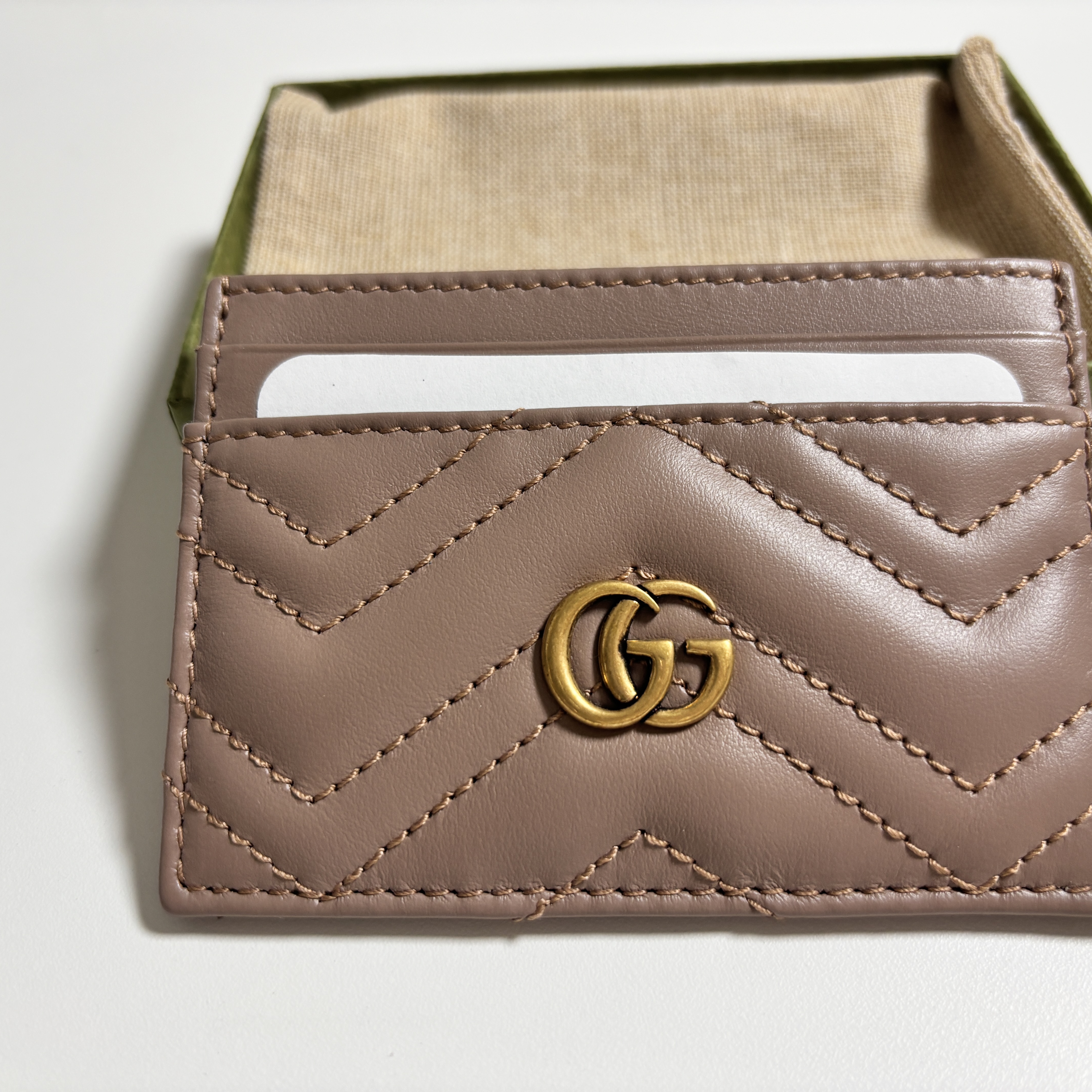 Gucci GG Marmont Card Case Dusty Pink 착용 스타일 - 1
