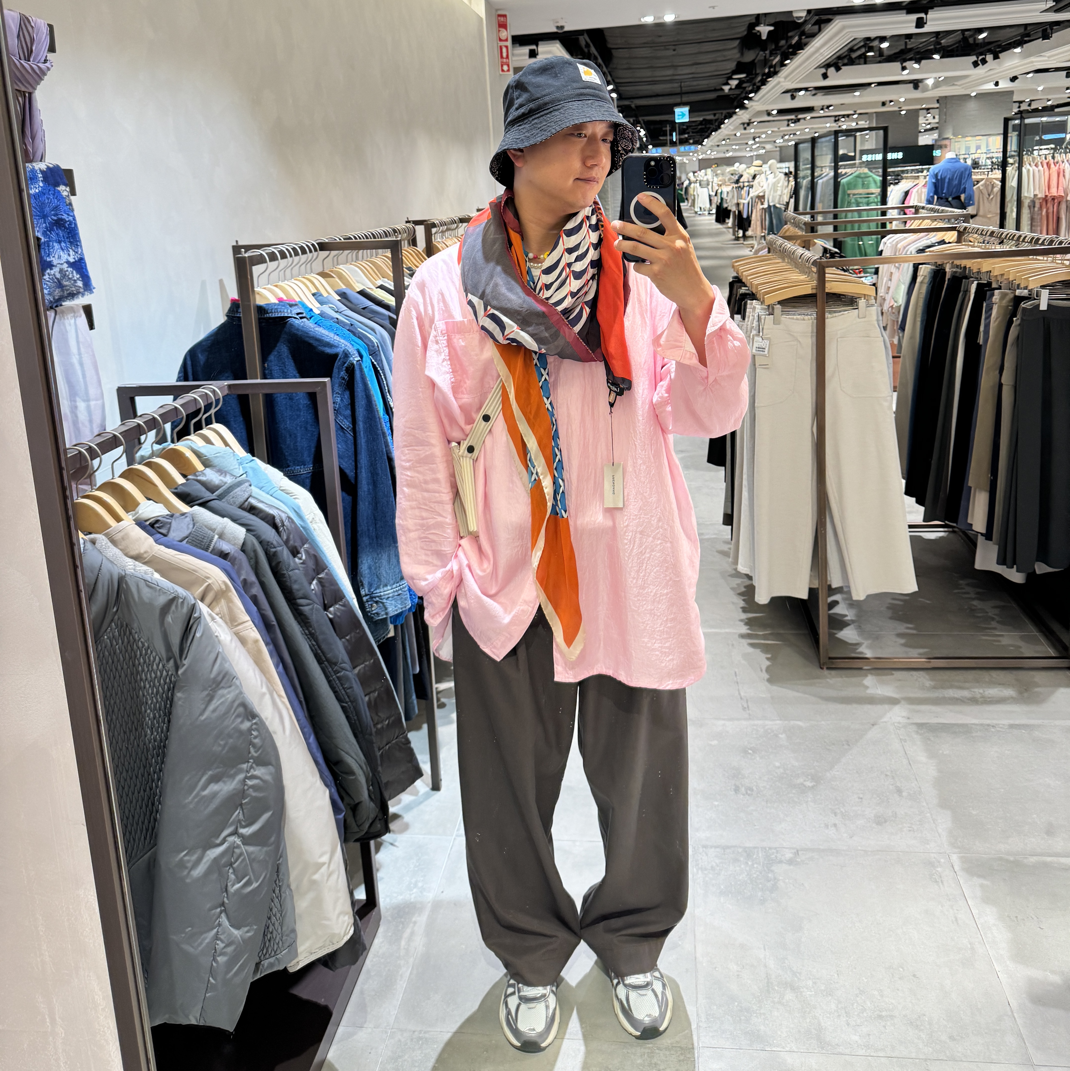 Stussy Wave Dye Beach Shell Jacket Bone, (W) Nike Shox TL Black and Max Orange 착용 스타일 - 4