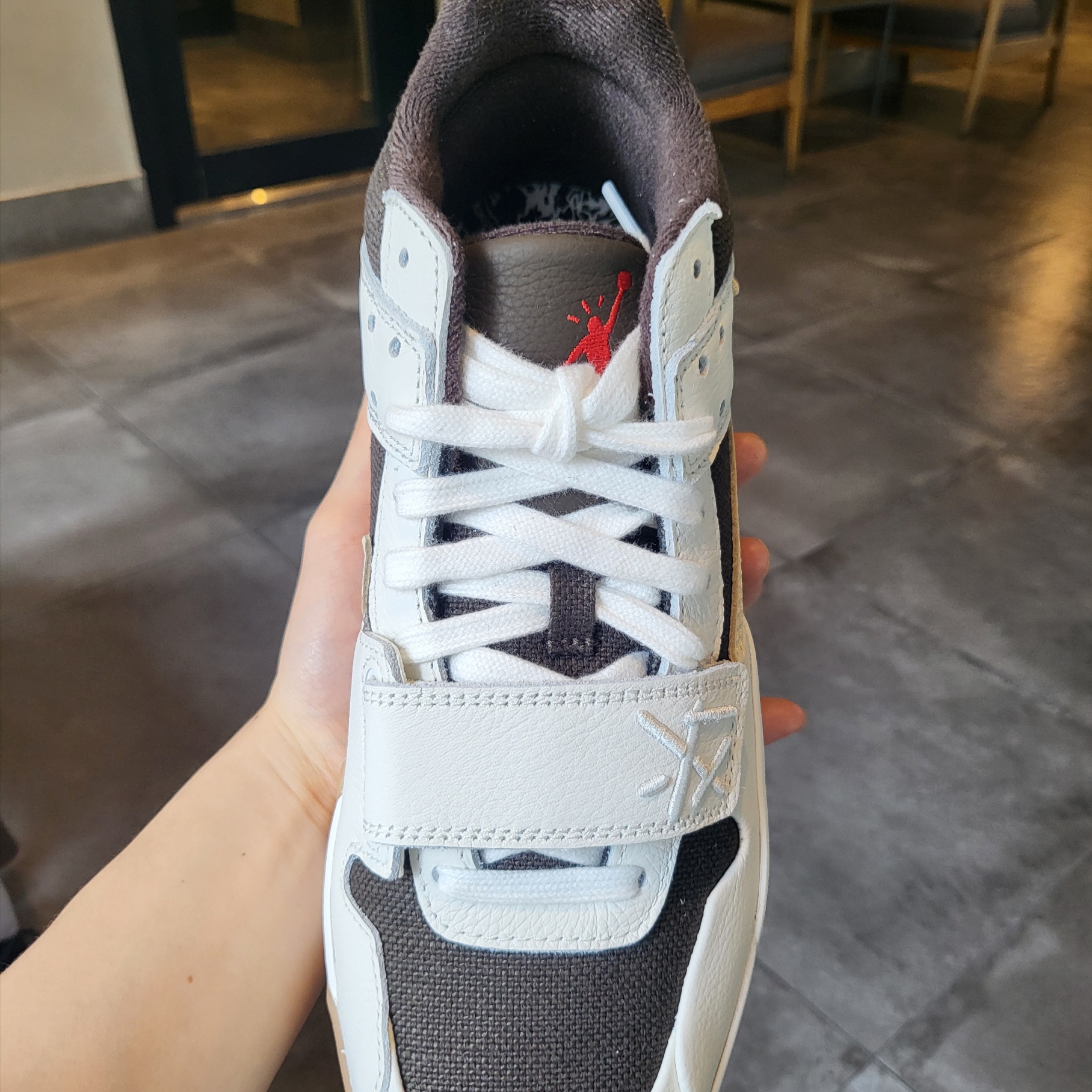Jordan x Travis Scott Jumpman Jack TR Sail and Dark Mocha 착용 스타일 - 5