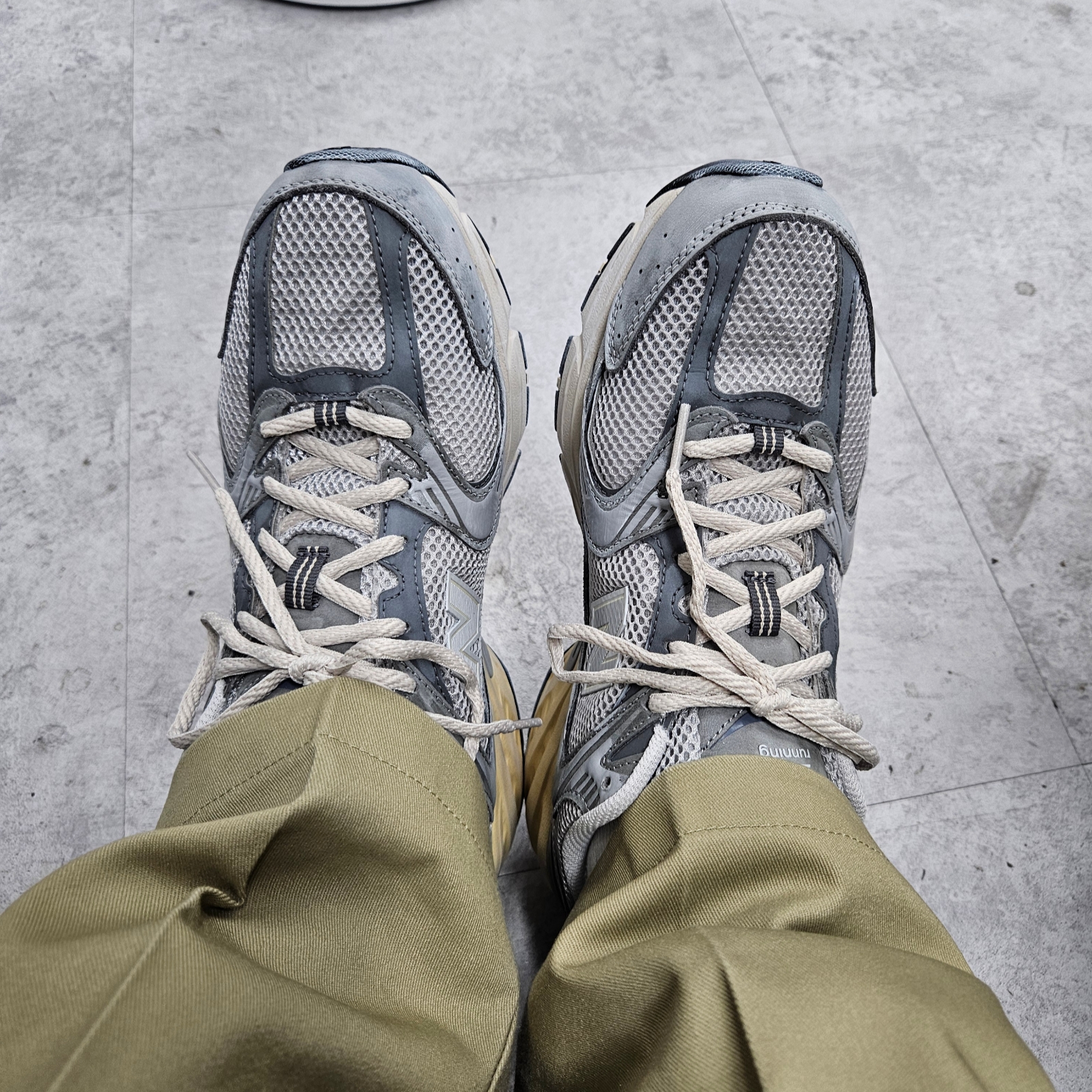New Balance 530 Premium Vintage Grey Matter 착용 스타일 - 2