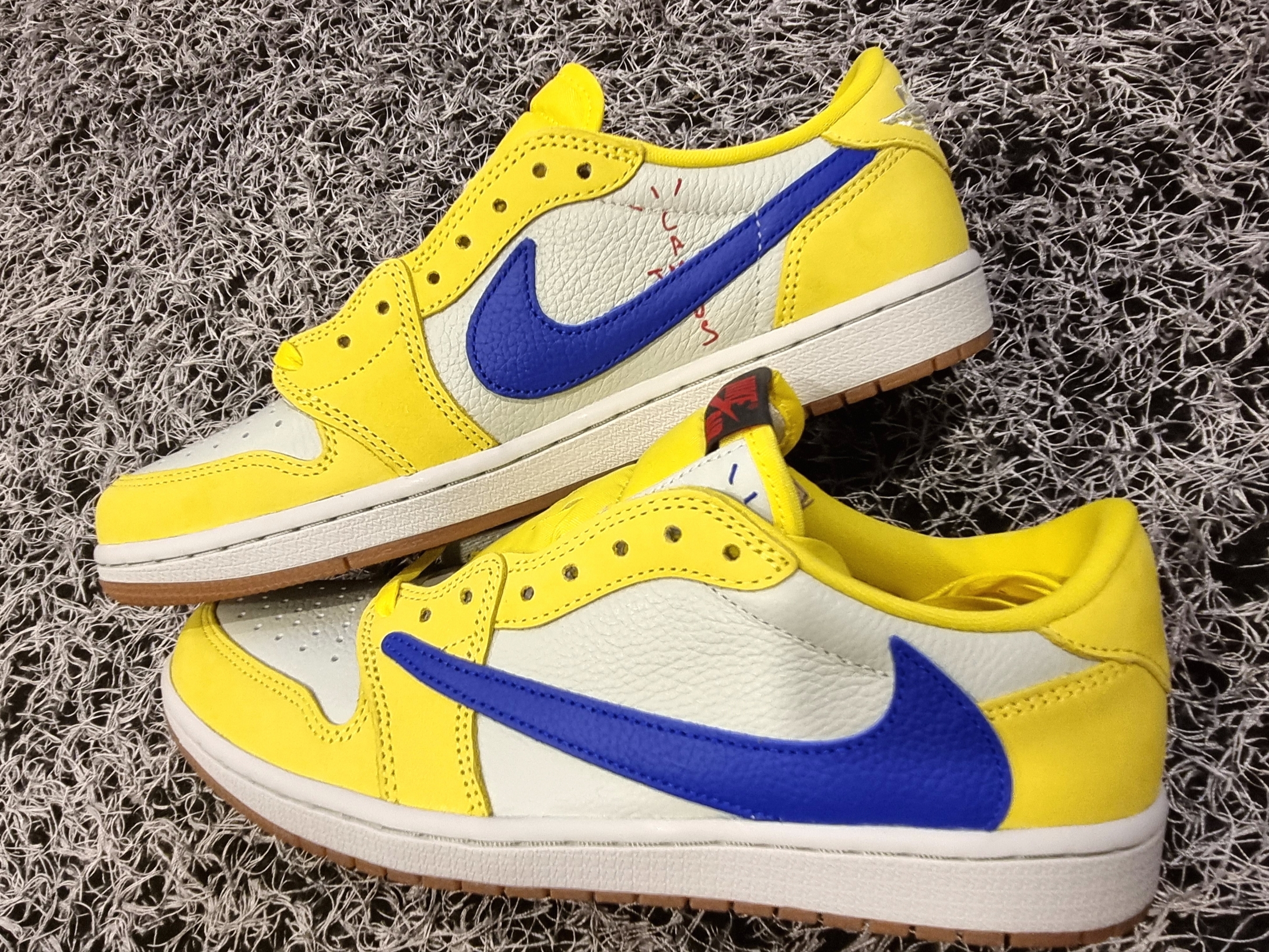 (W) Jordan 1 x Travis Scott Retro Low OG SP Canary 착용 스타일 - 2