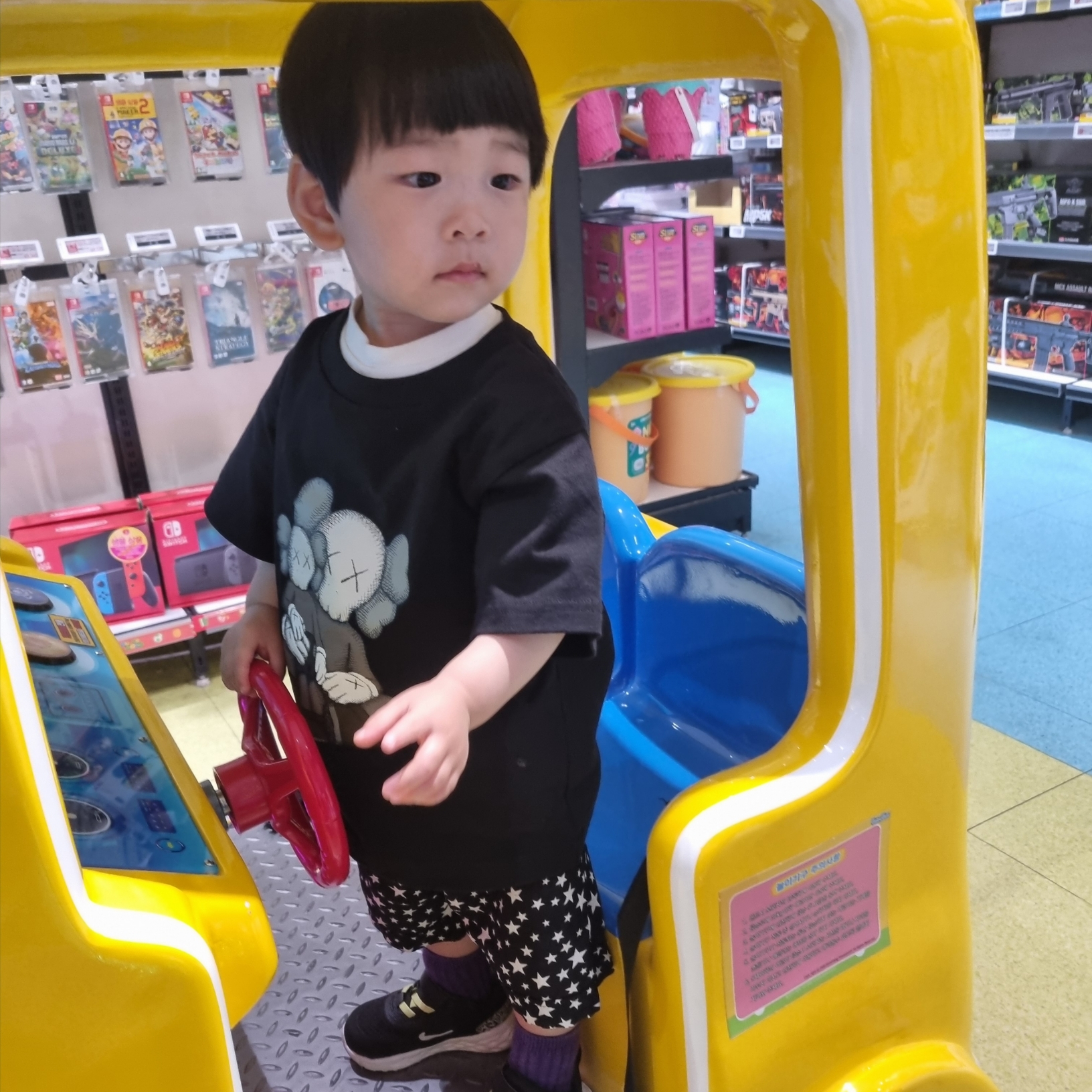(Kids) Uniqlo UT x Kaws Short Sleeve Graphic T-Shirt Black, (TD) Nike Revolution 6 Next Nature JP Black Summit White 착용 스타일